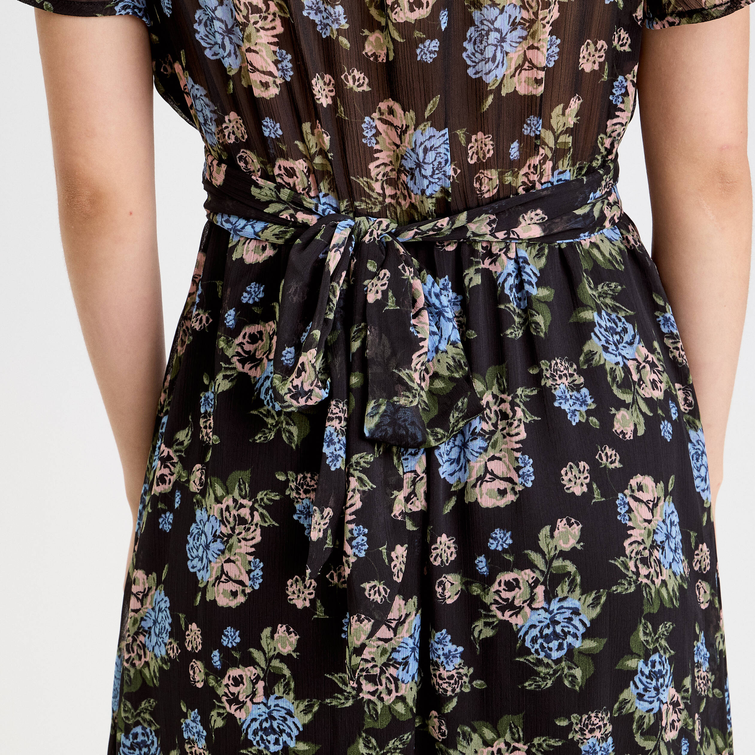 Robe &eacute;vas&eacute;e col v manches courtes noir femme