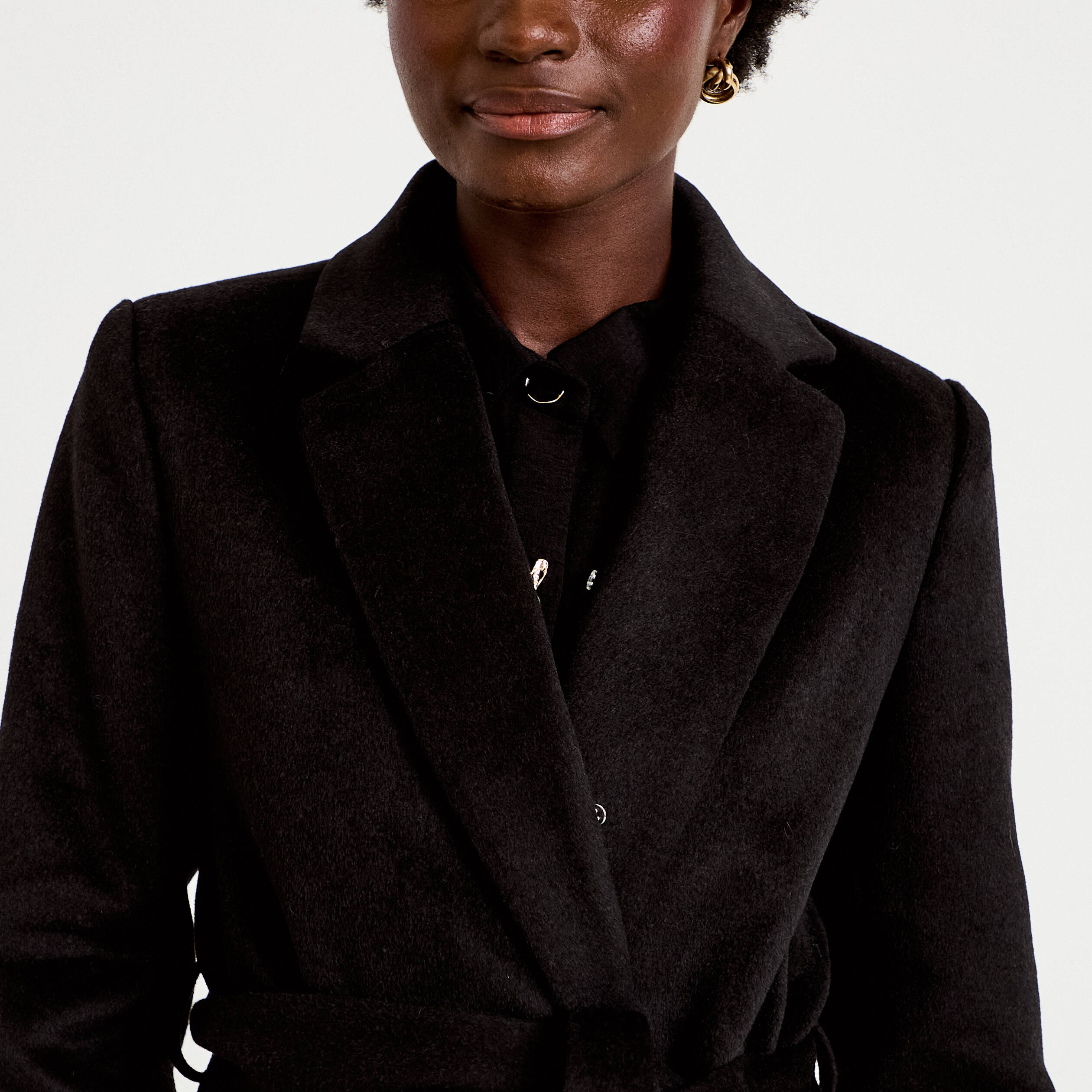 Manteau cintr&eacute; col ch&acirc;le manches longues noir femme