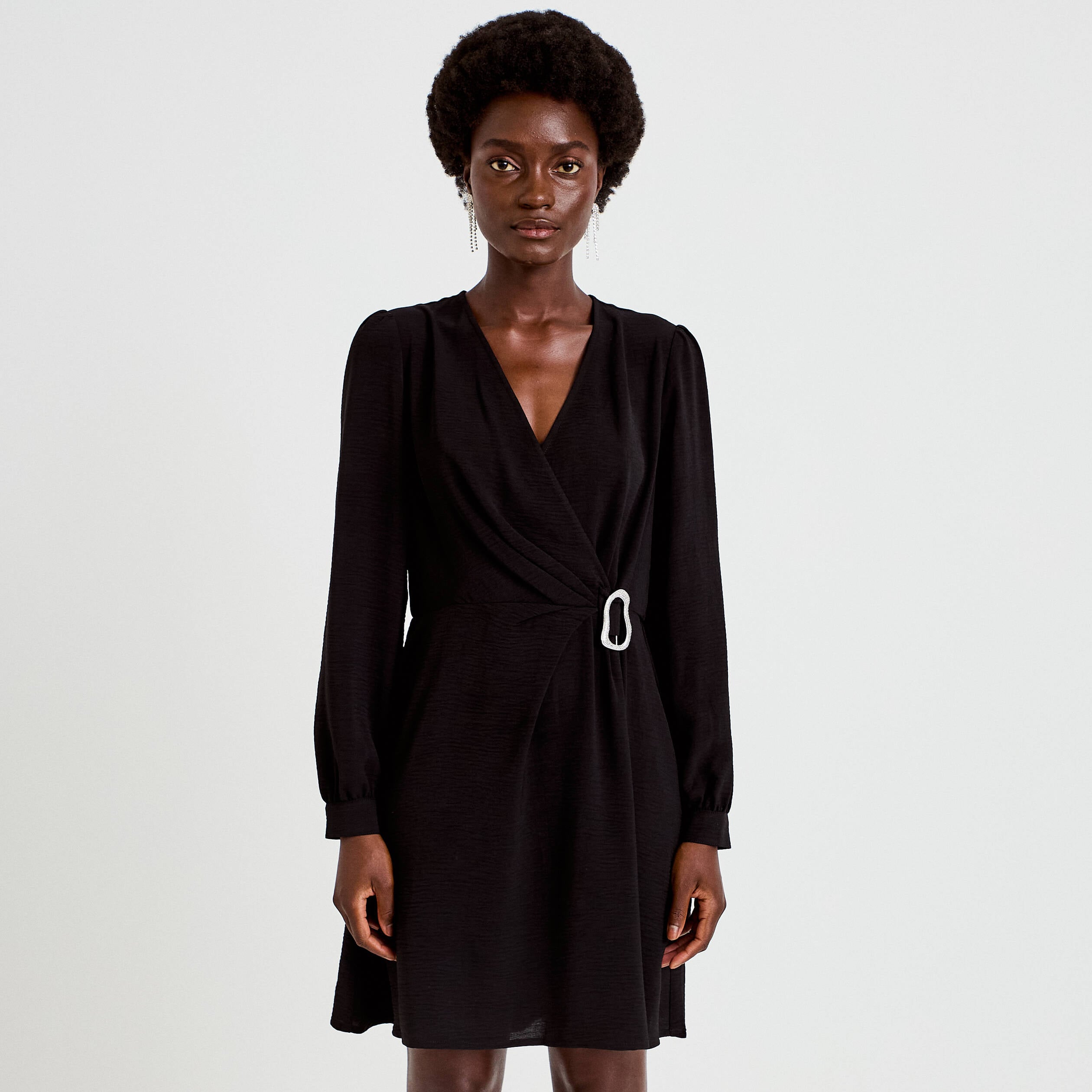 Robe courte &eacute;vas&eacute;e col v manches longues noir femme