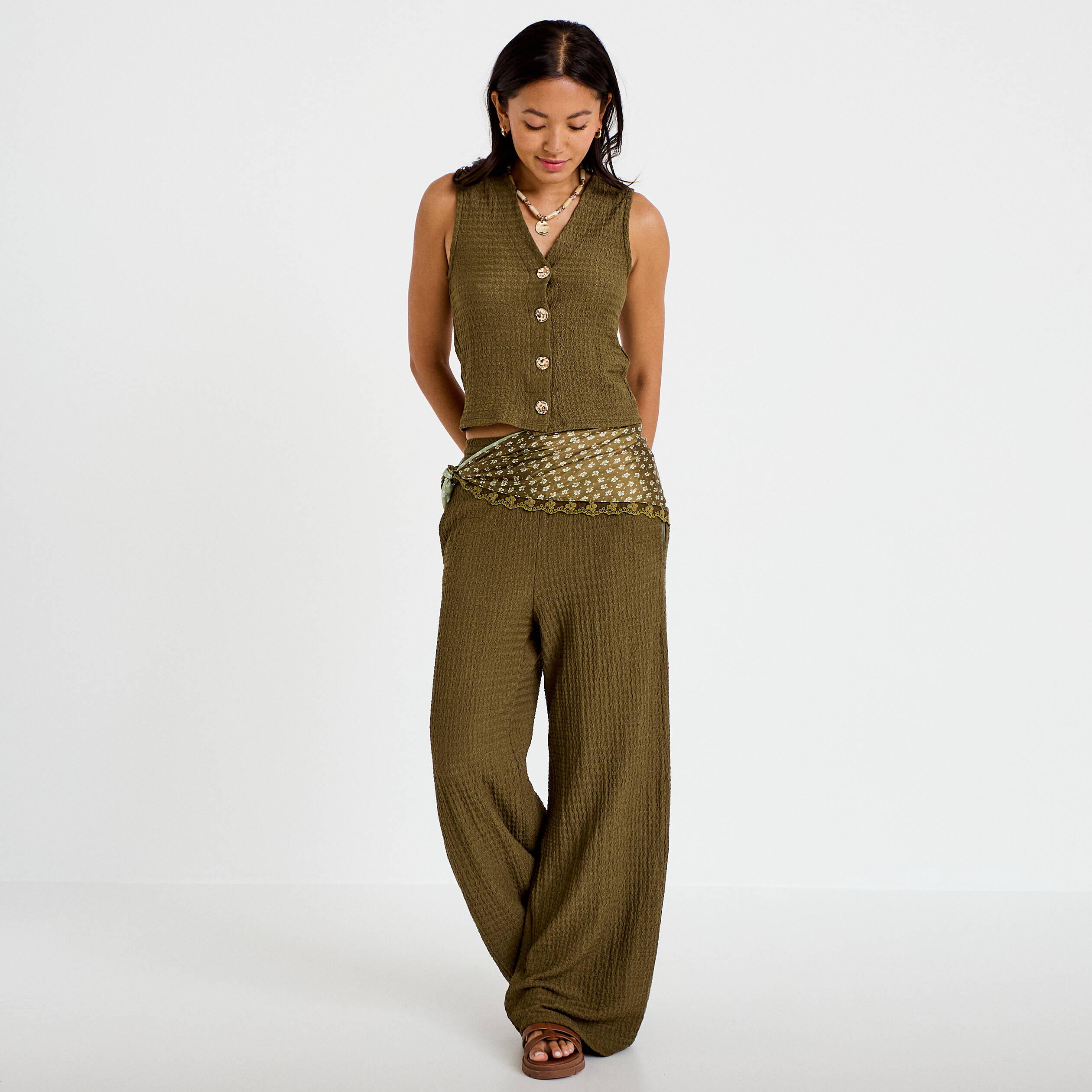 Gilet cintr&eacute; sans manches col v vert kaki femme