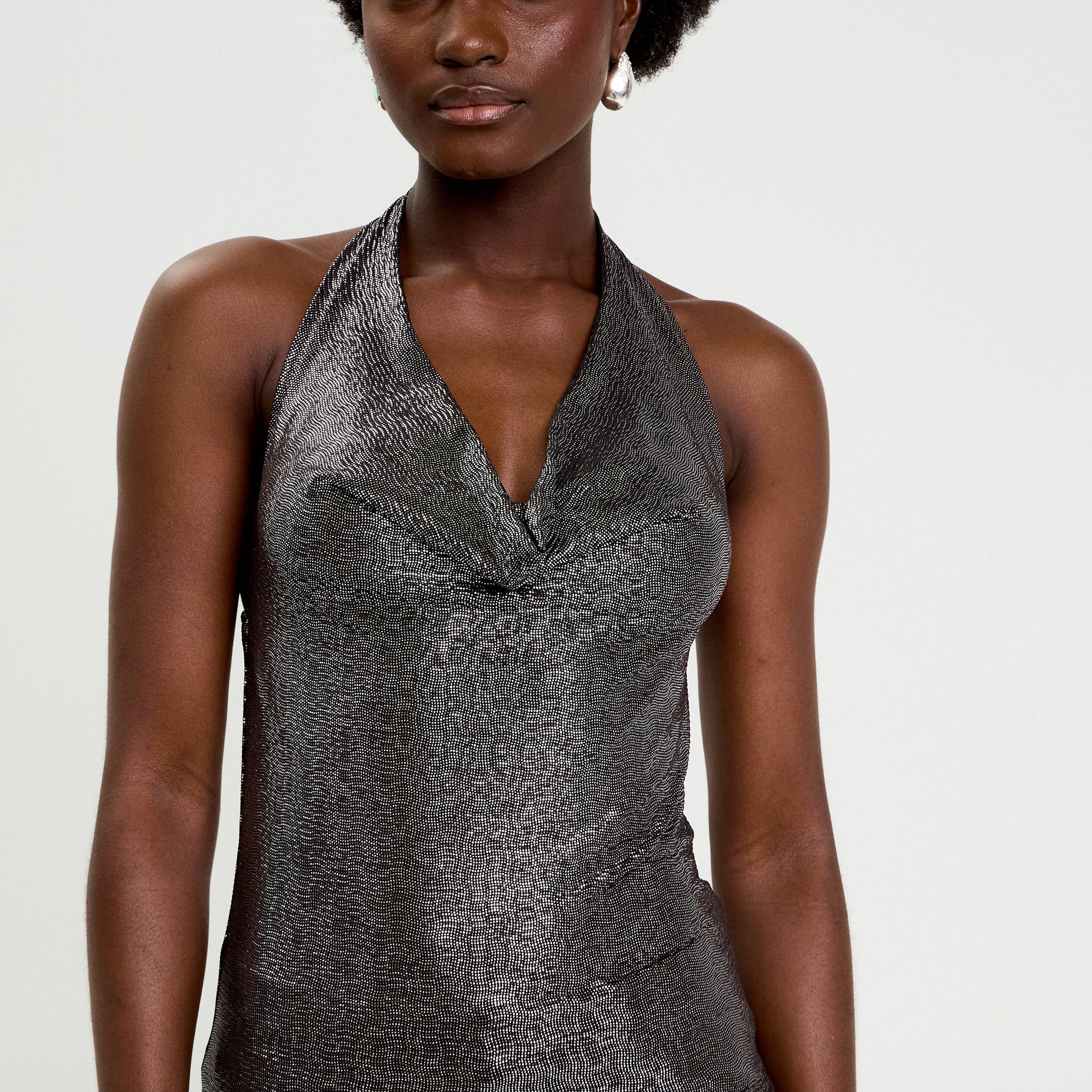 Top ajust&eacute; sans manches col b&eacute;nitier gris argent femme