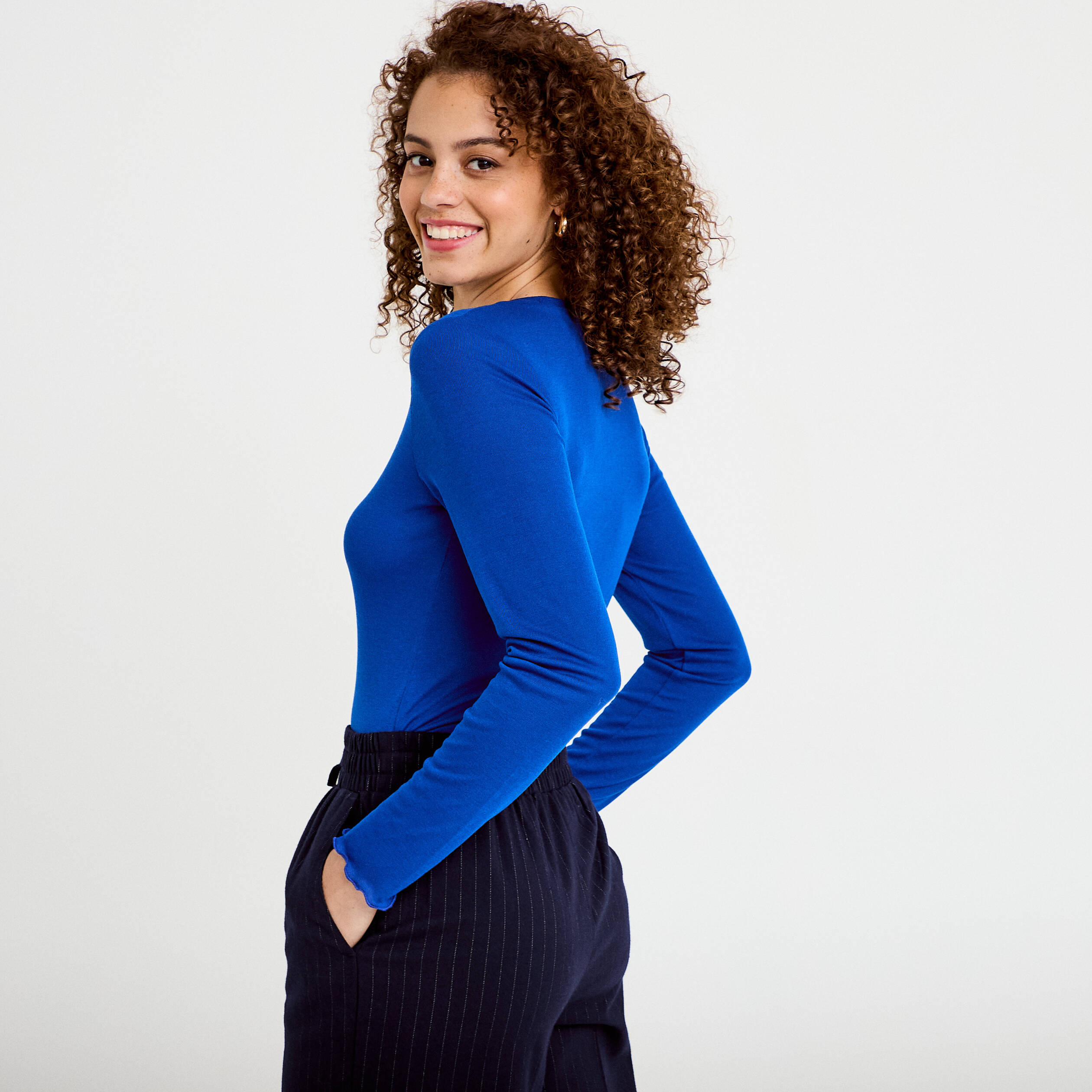 T-shirt ajust&eacute; col rond manches longues bleu electrique femme