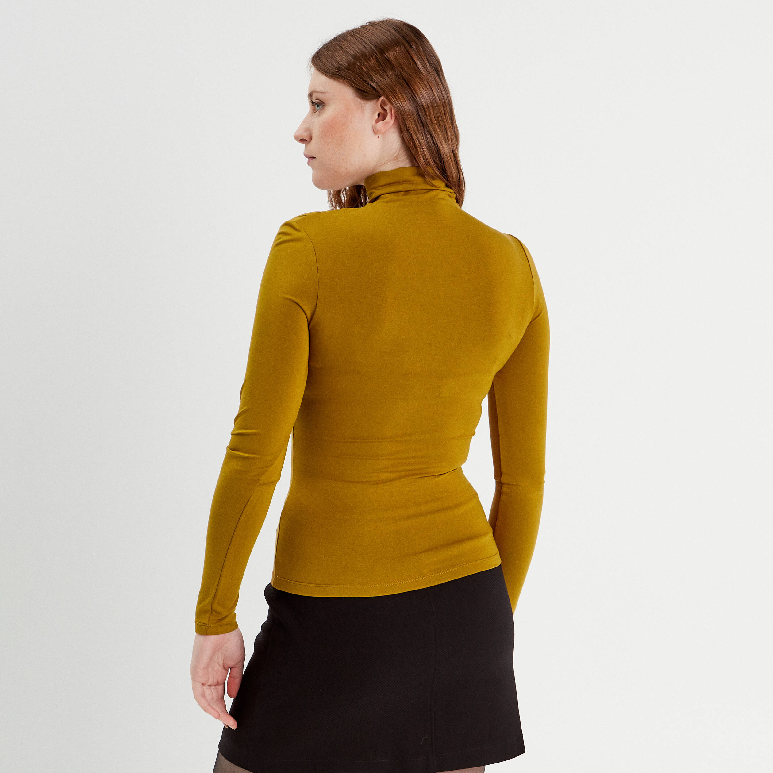 T-shirt drap&eacute; col montant jaune fonc&eacute; femme