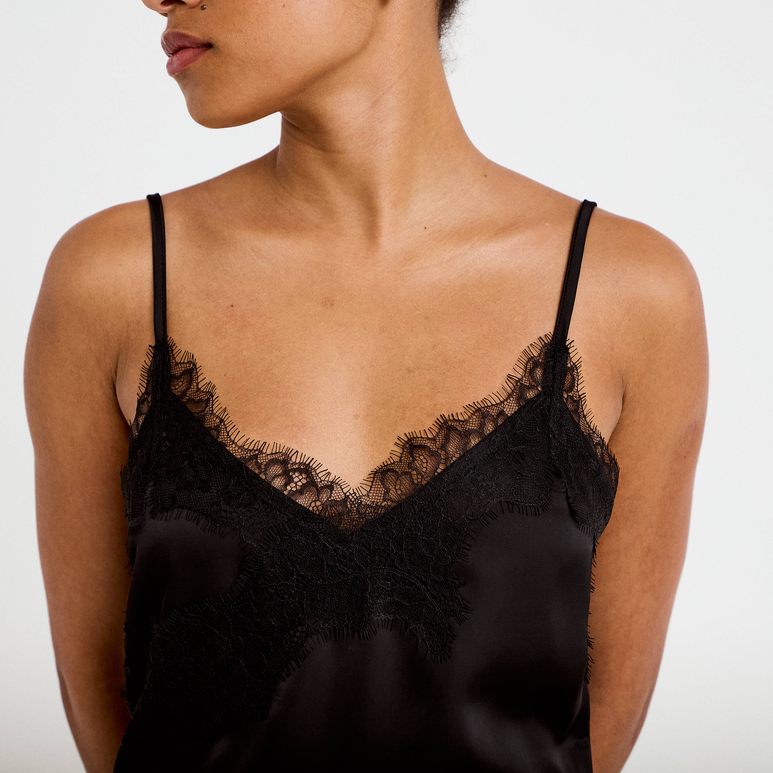 D&eacute;bardeur ajust&eacute; d&eacute;collet&eacute; dentelle noir femme
