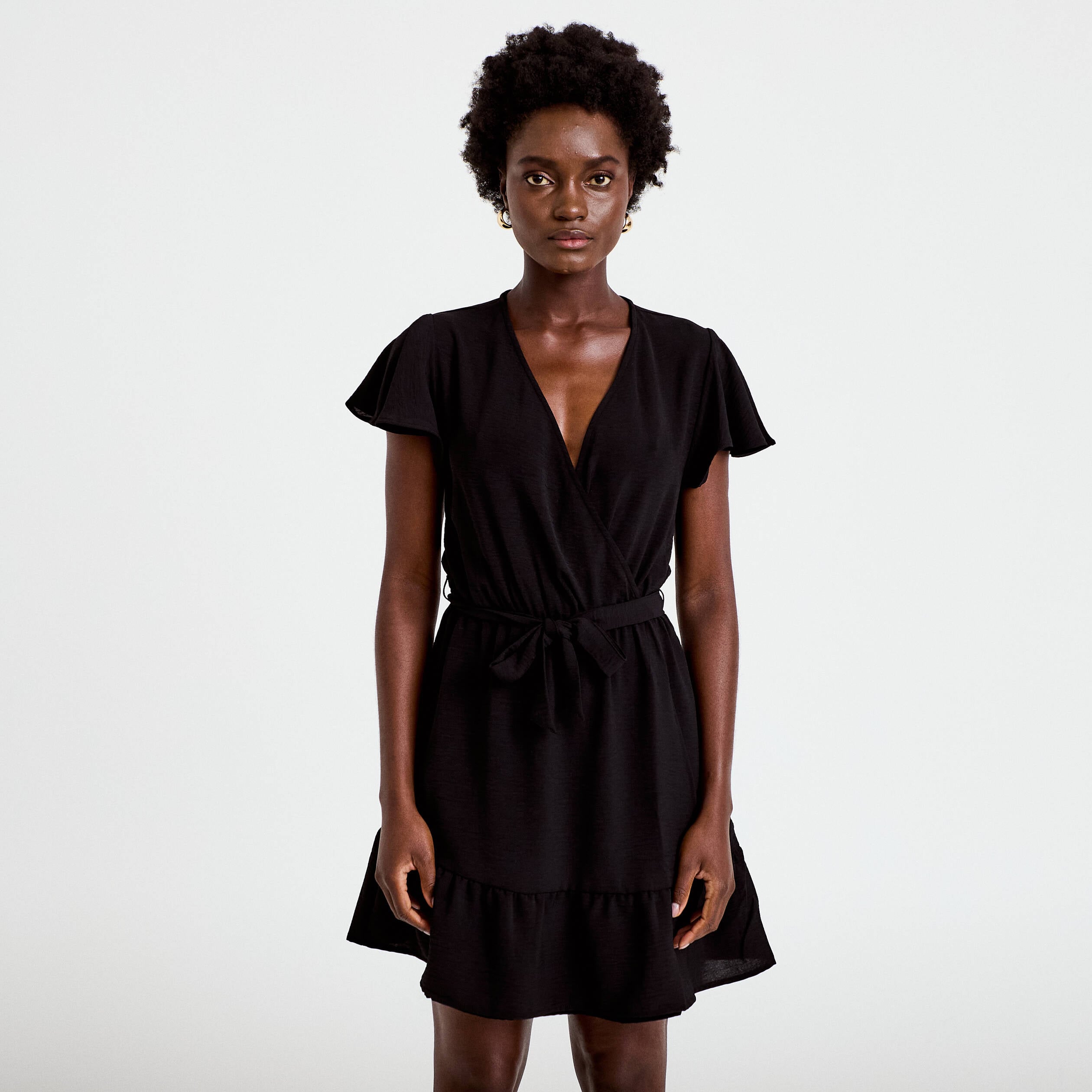 Robe courte &eacute;vas&eacute;e col v manches courtes noir femme