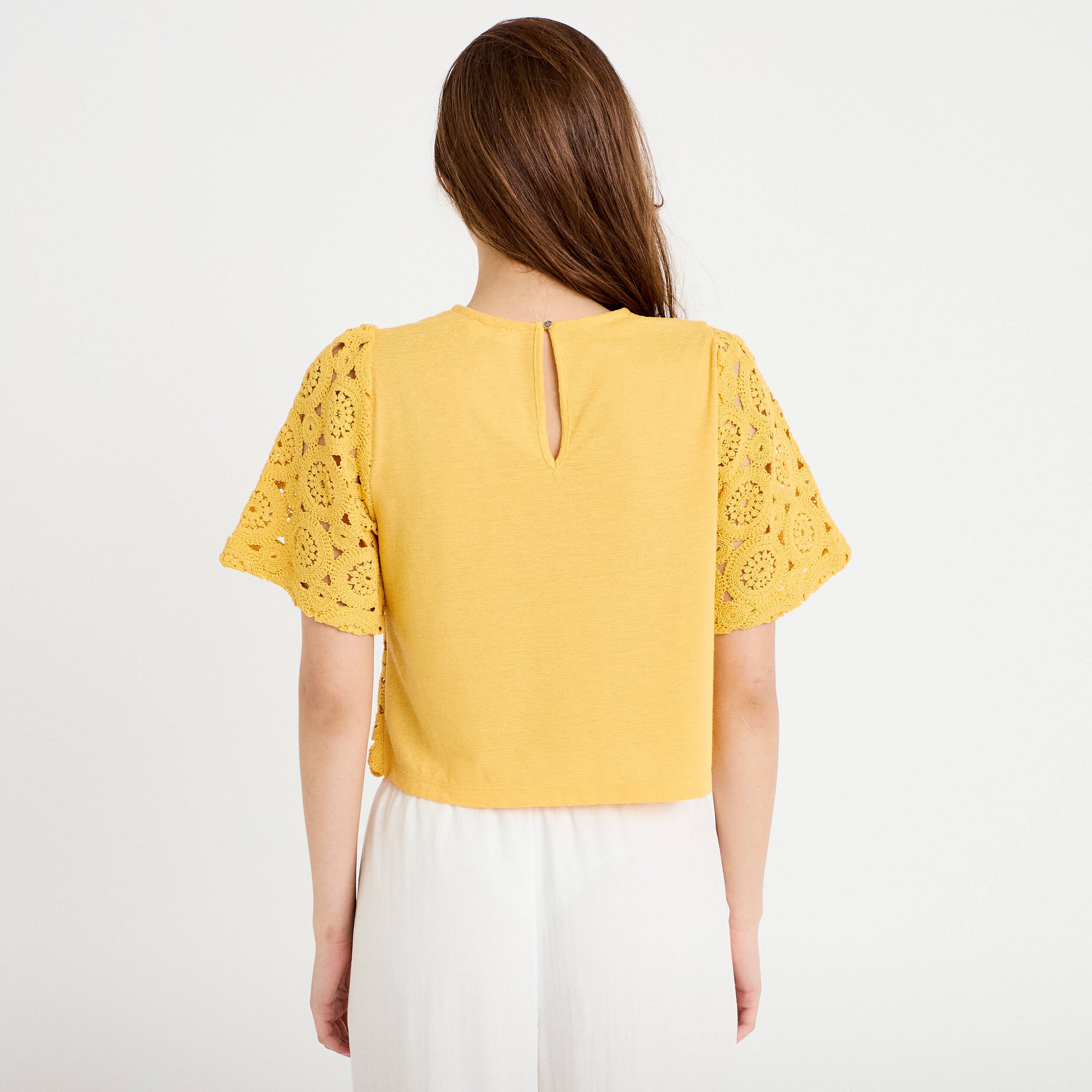 T-shirt macram&eacute; col rond jaune femme