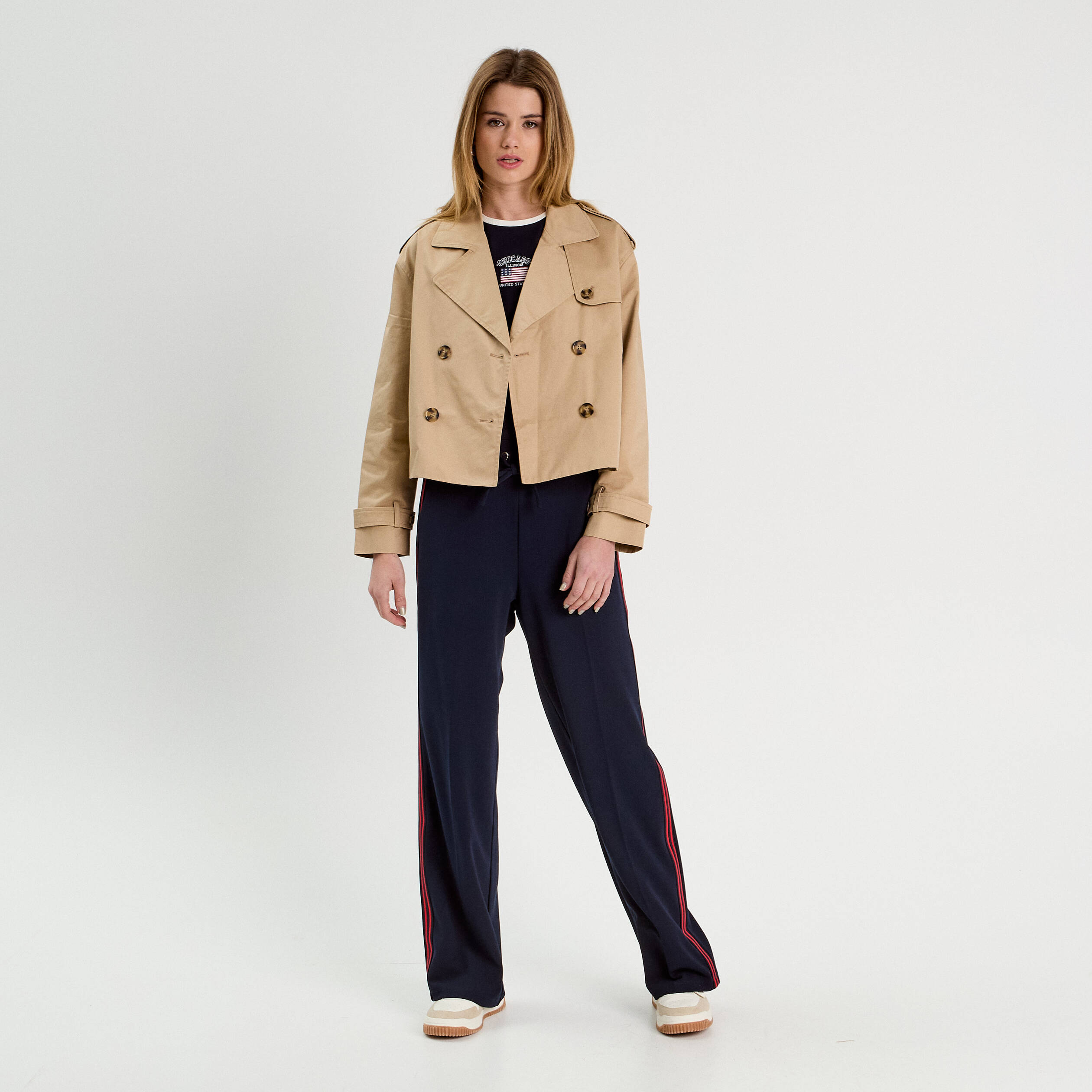 Trench court boutonn&eacute; sable femme