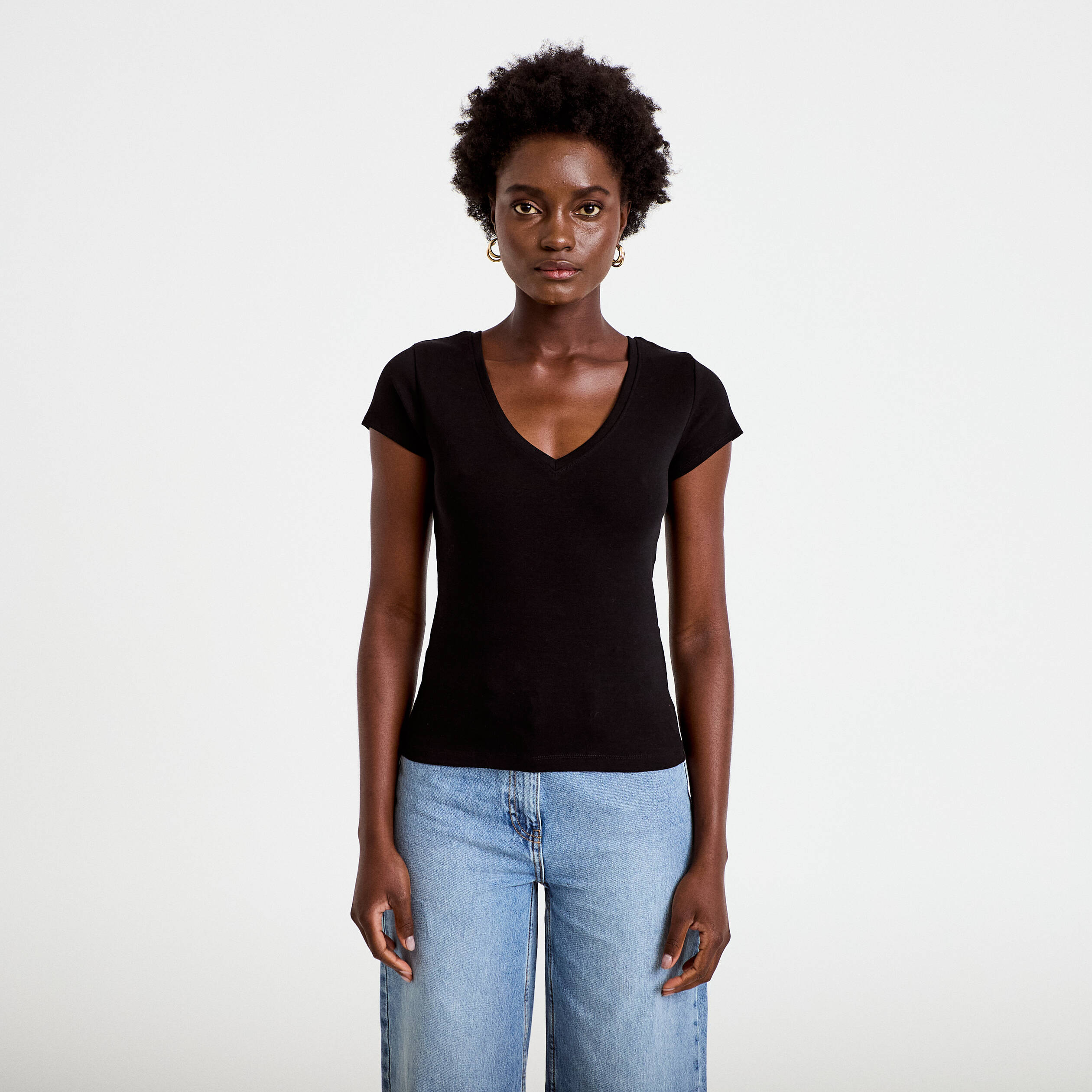 T-shirt ajust&eacute; col v manches courtes noir femme