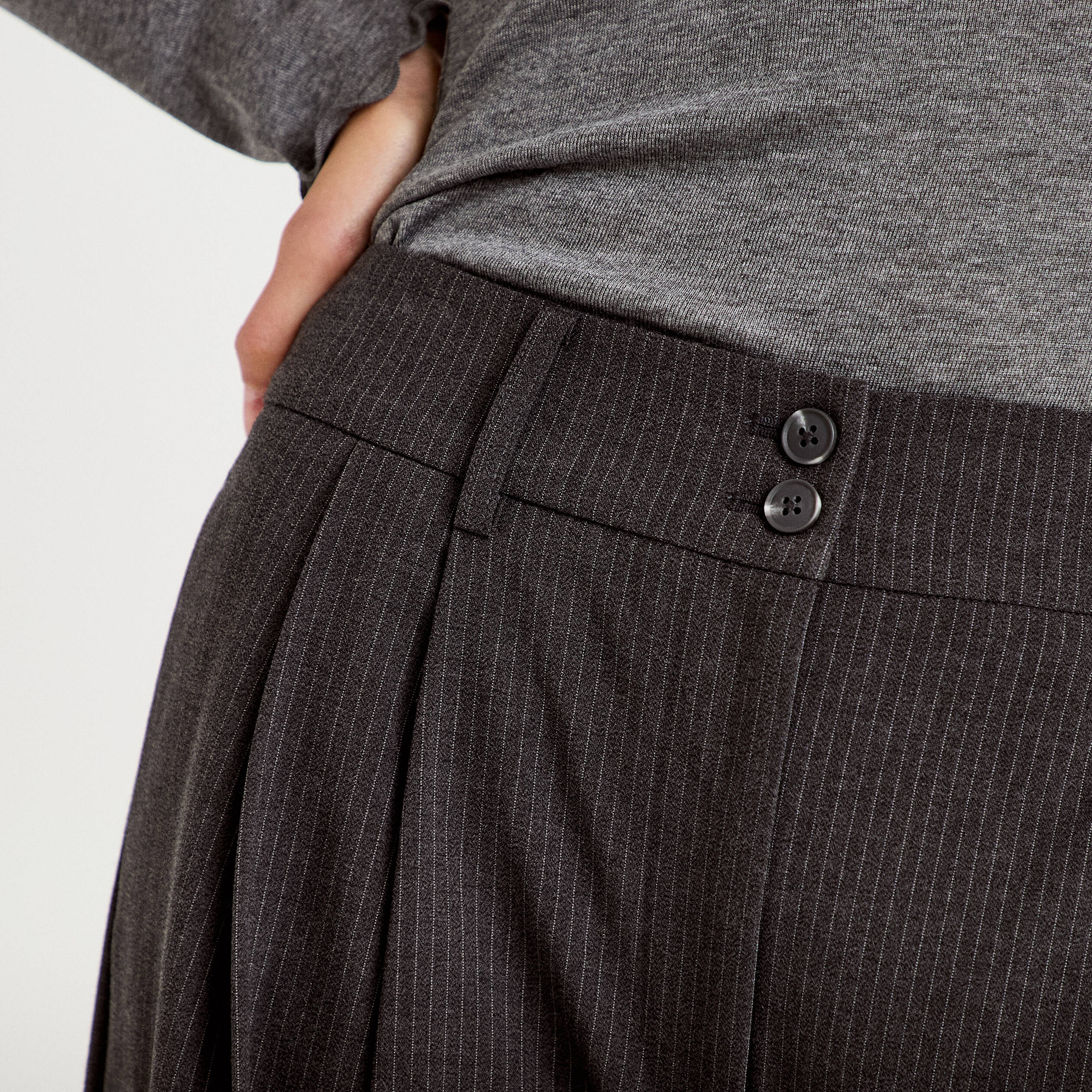 Pantalon large &agrave; pinces gris femme