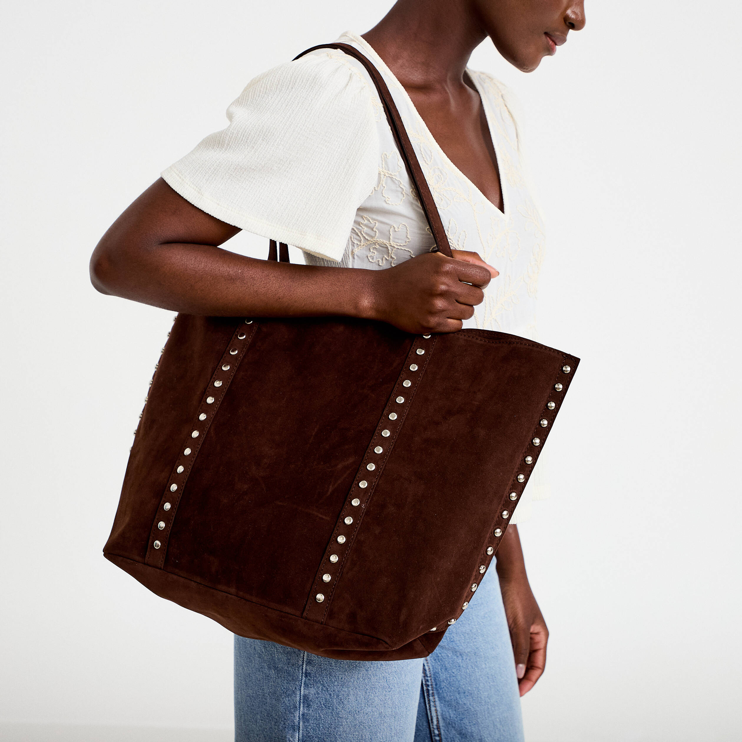 Sac aspect daim d&eacute;tails clout&eacute;s marron femme