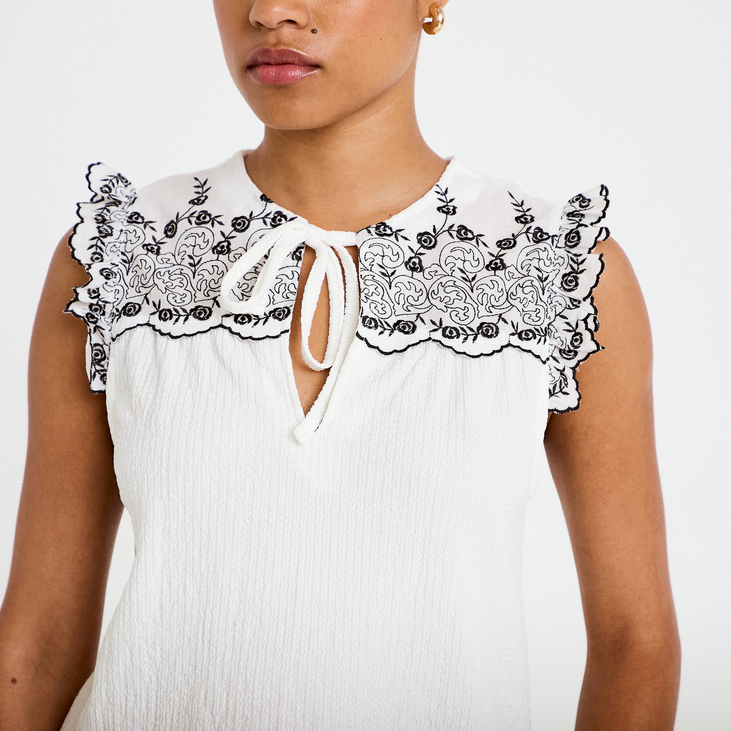 Blouse d&eacute;collet&eacute; sans manches brod&eacute;e noir femme