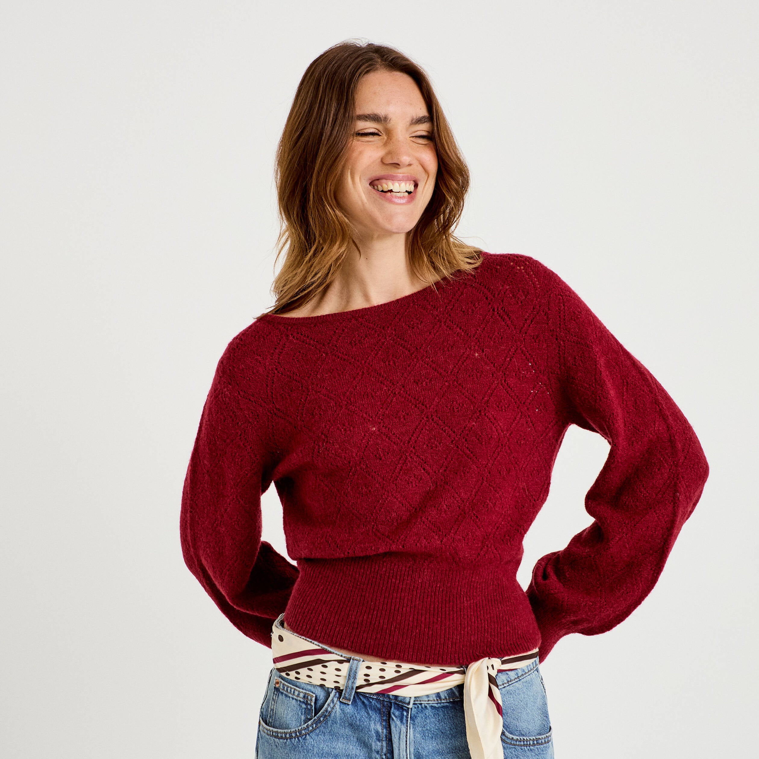 Pull ajour&eacute; col bateau manches longues rouge fonc&eacute; femme