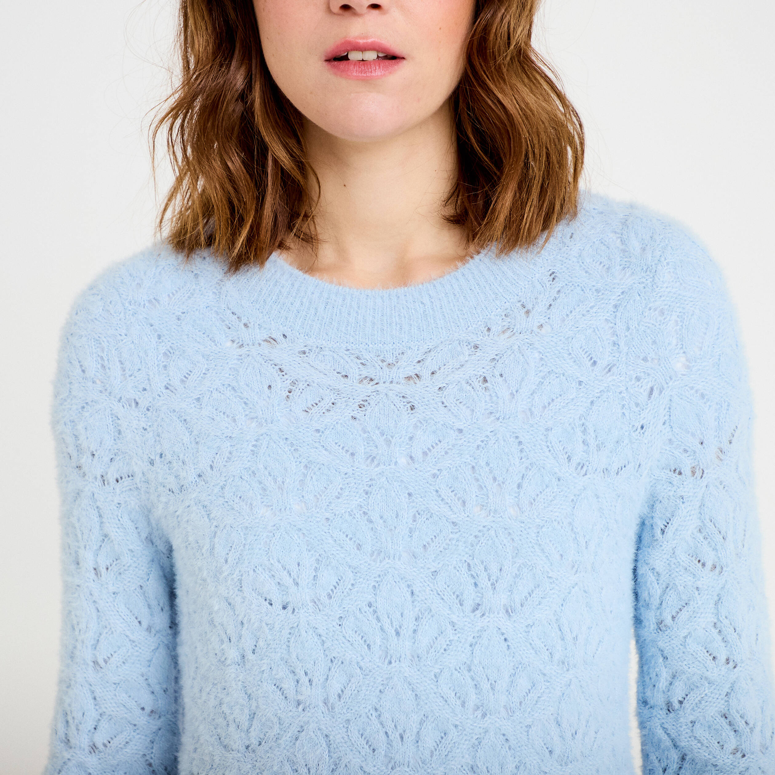 Pull ajour&eacute; col rond manches longues bleu clair femme