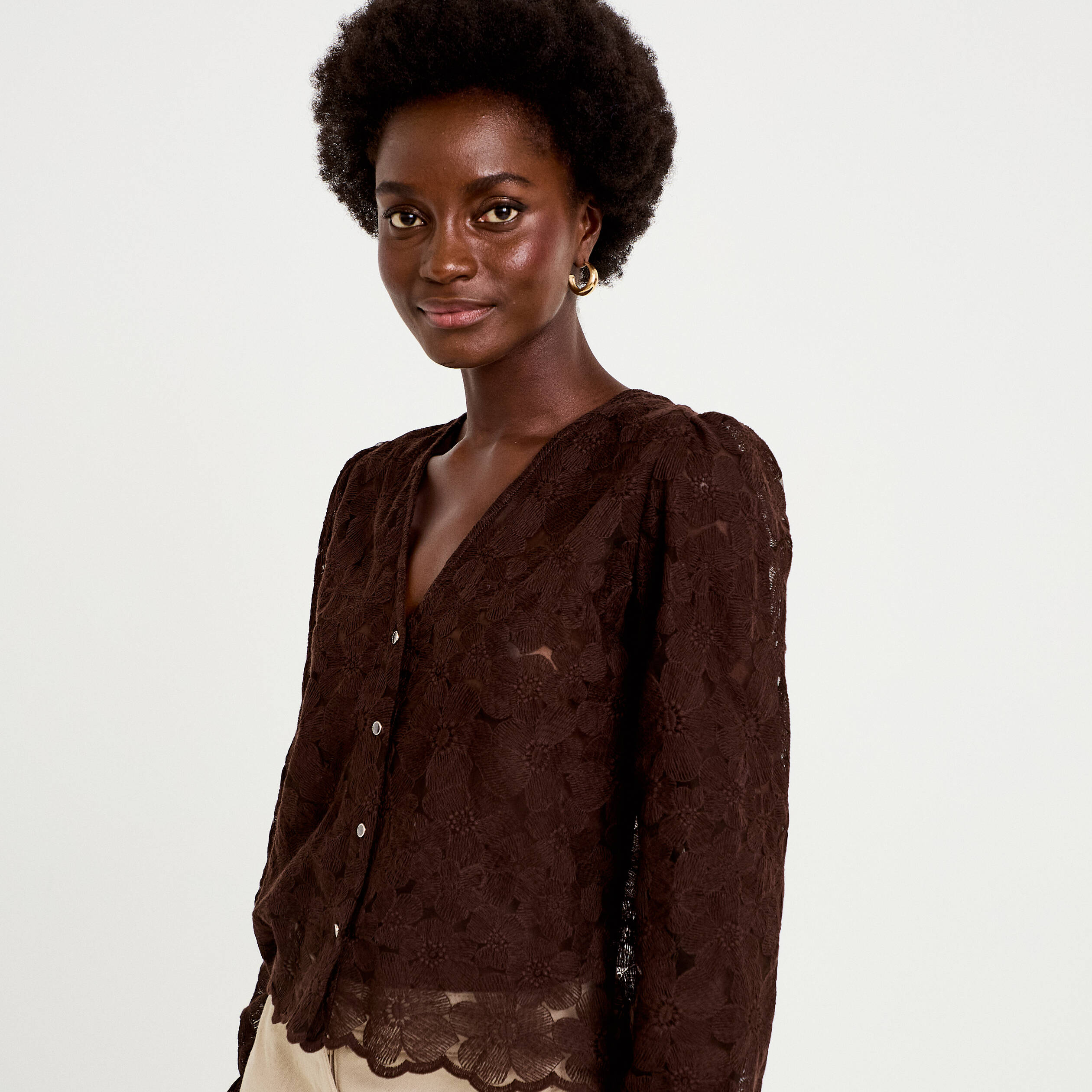 Blouse droite col v en dentelle marron fonc&eacute; femme