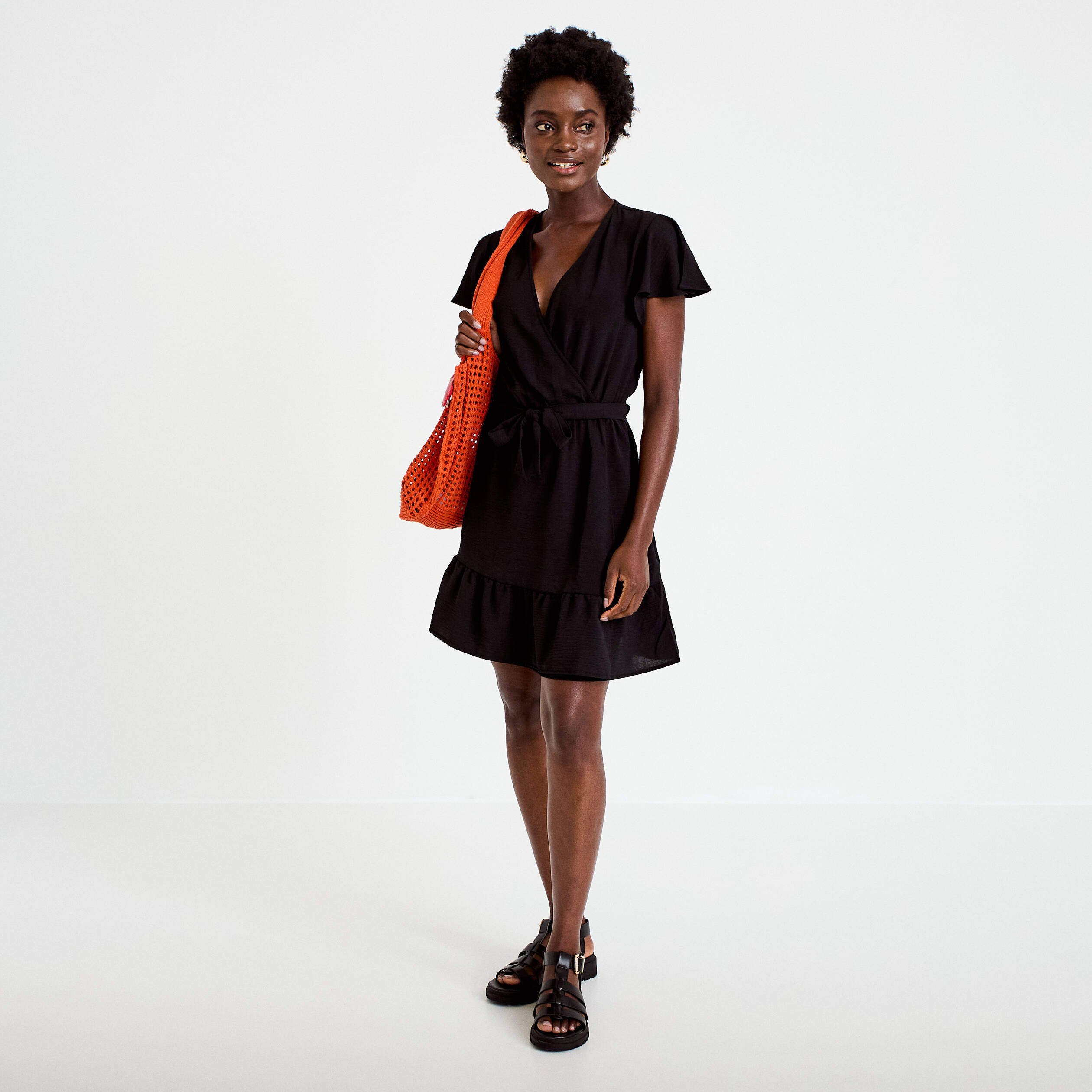 Robe courte &eacute;vas&eacute;e col v manches courtes noir femme