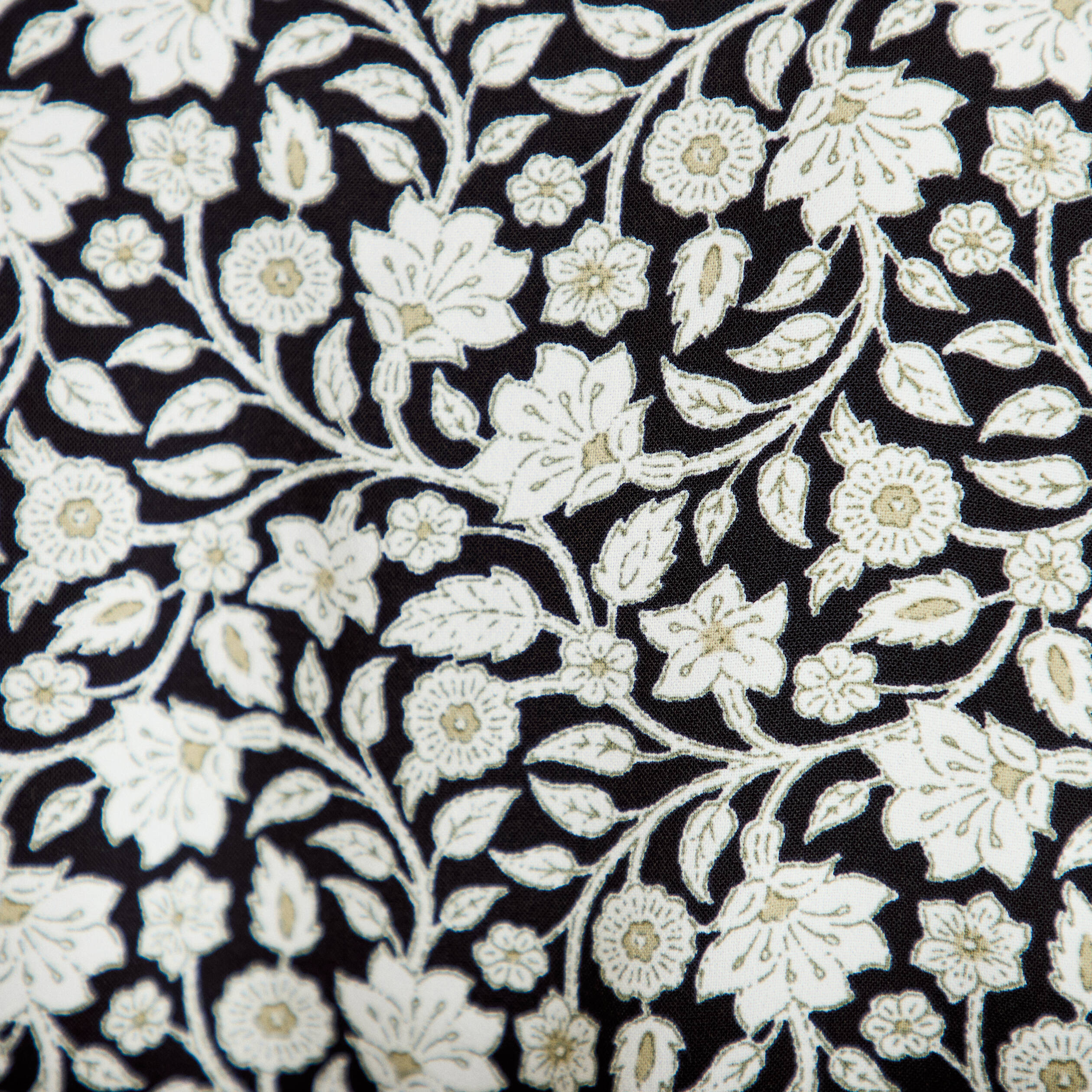 Robe courte &eacute;vas&eacute;e col v manches courtes noir femme