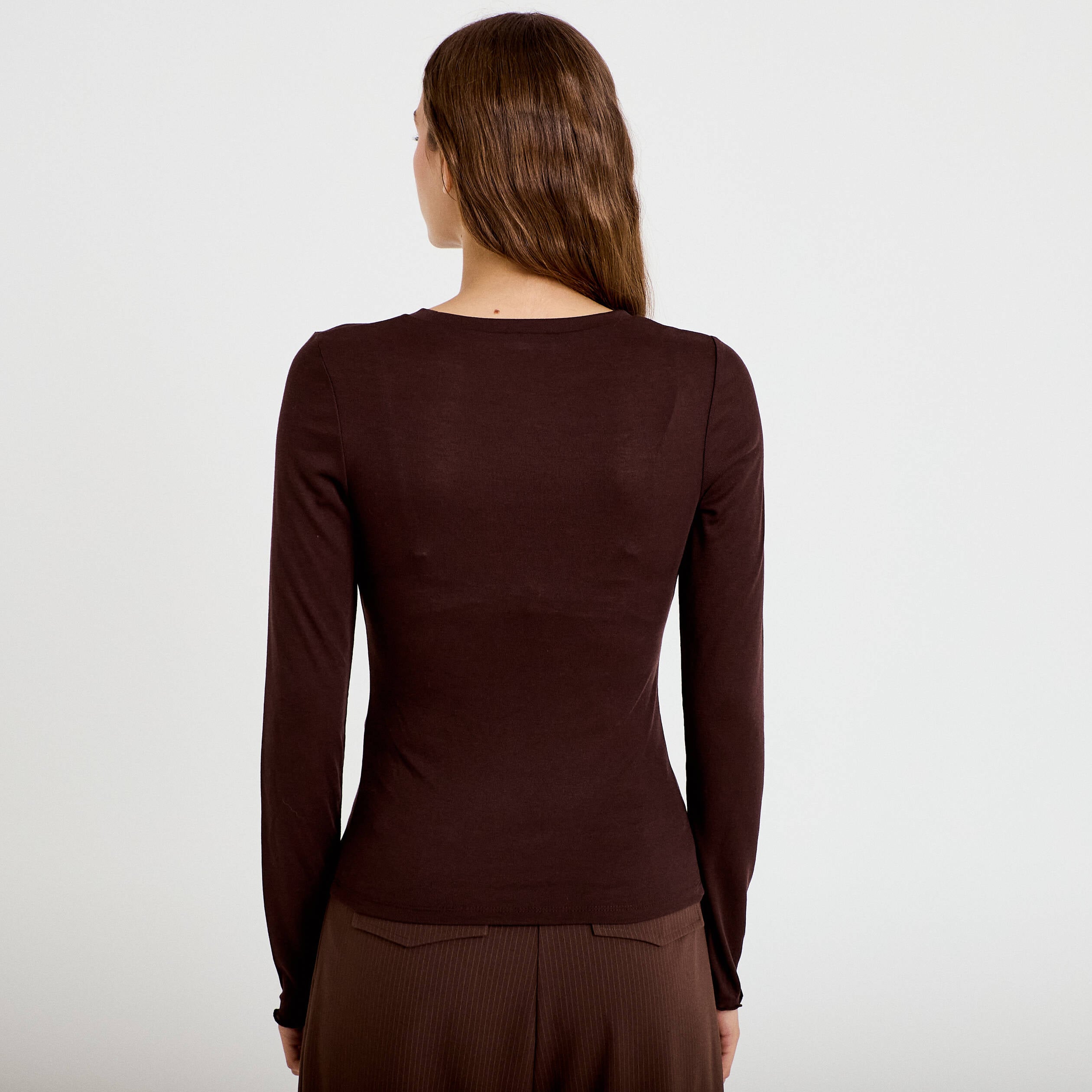 T-shirt ajust&eacute; col rond manches longues marron fonc&eacute; femme