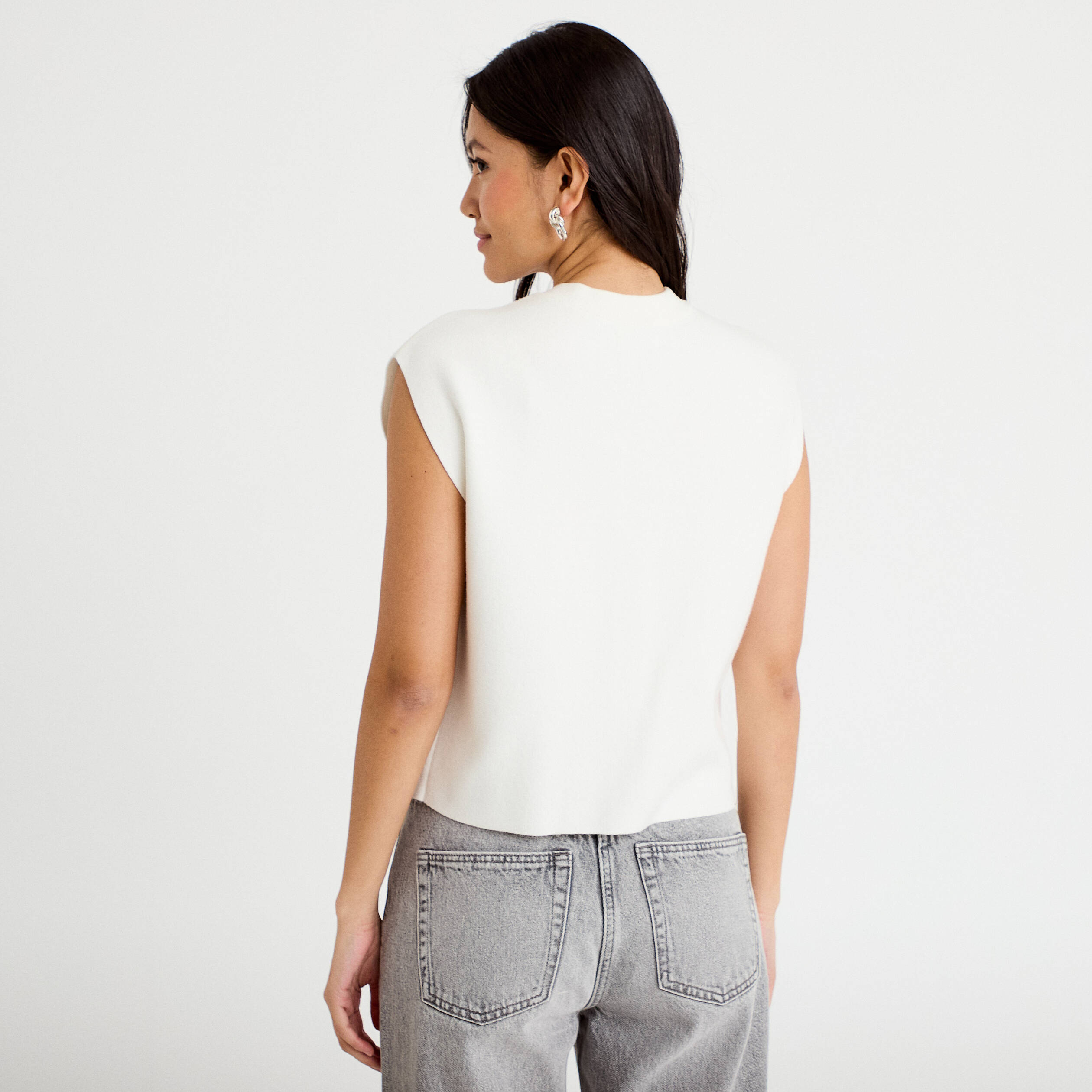 Gilet sans manches brod&eacute; col rond ecru femme