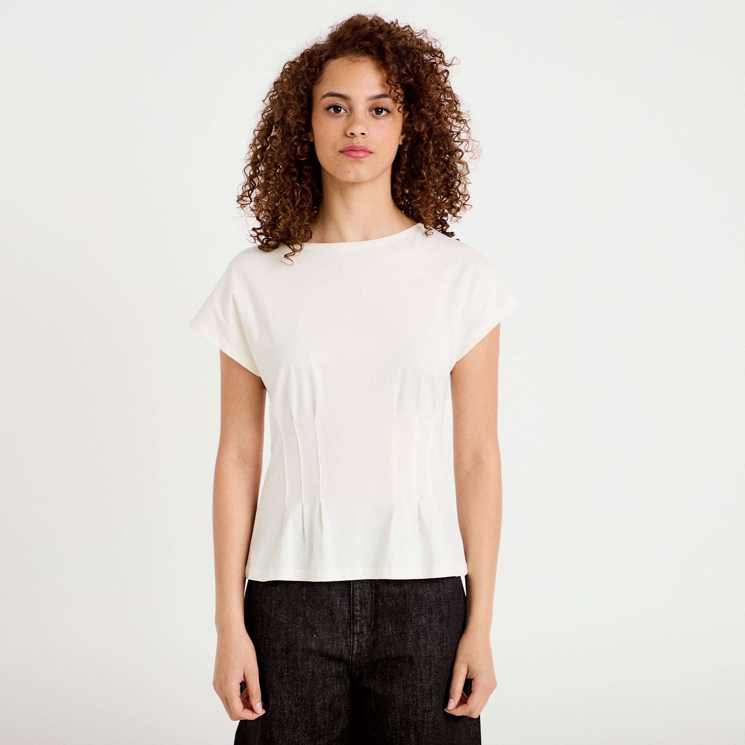 T-shirt cintr&eacute; col rond manches courtes ecru femme