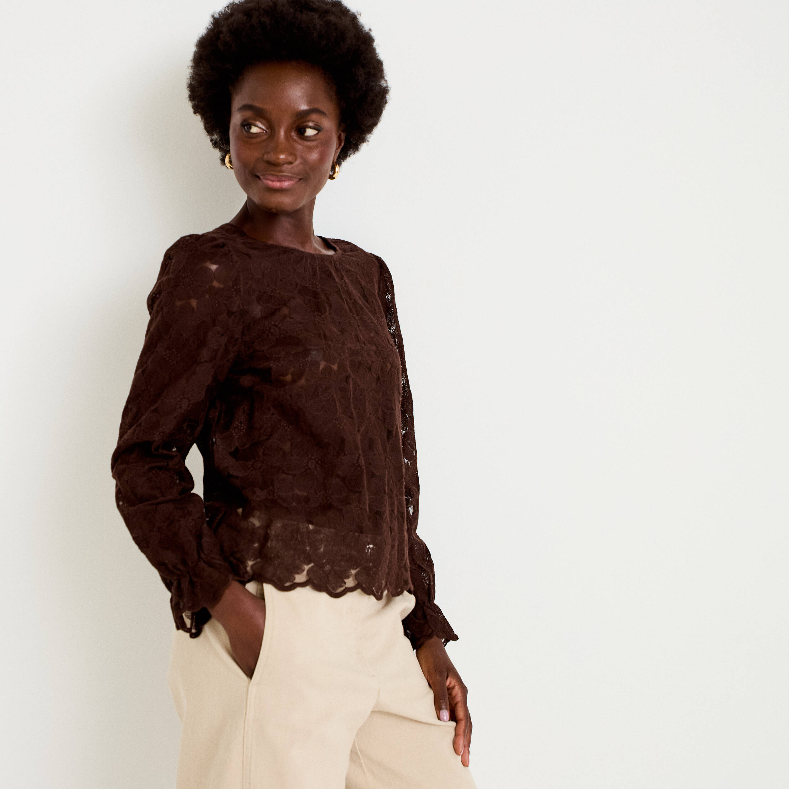 Blouse droite col v en dentelle marron fonc&eacute; femme