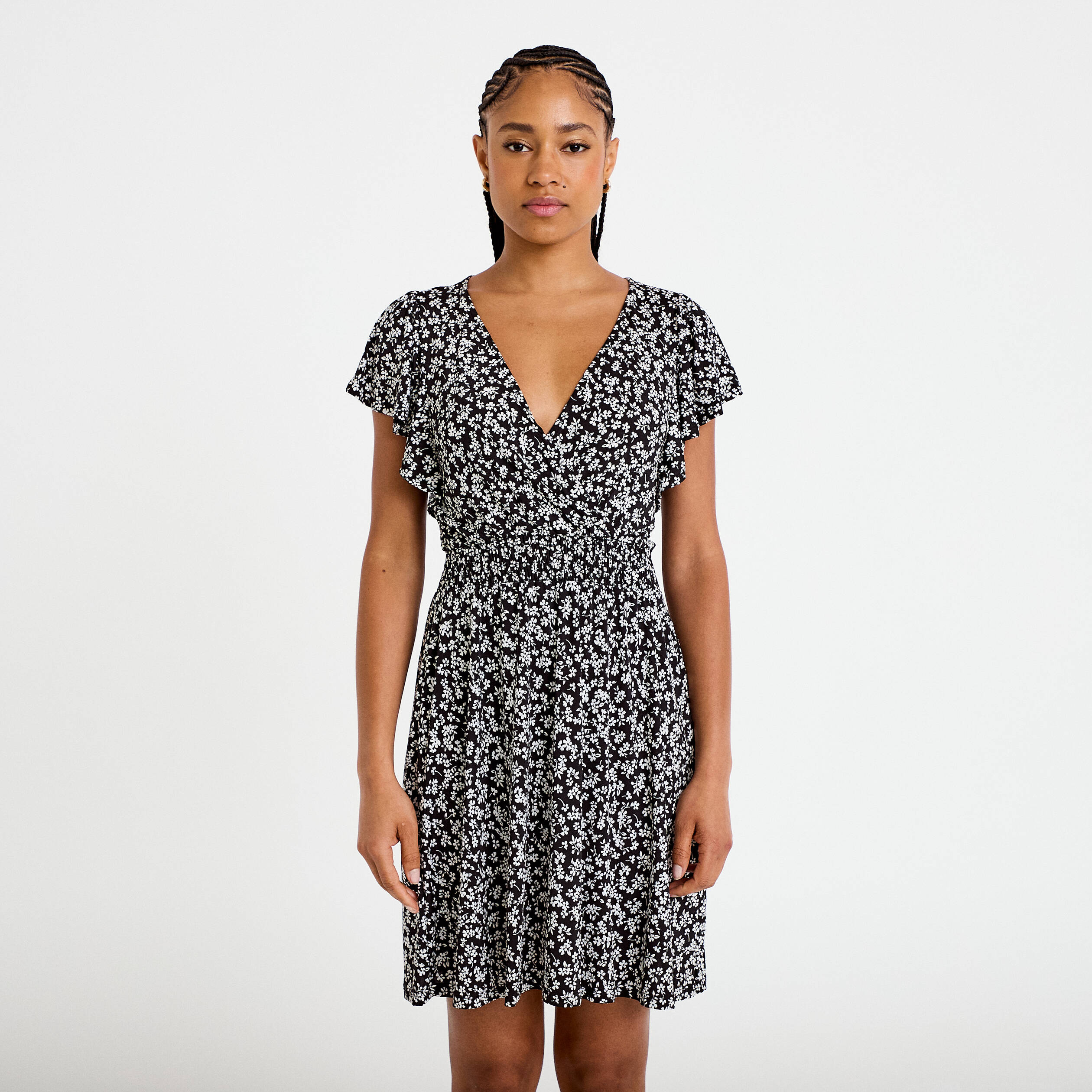 Robe courte &eacute;vas&eacute;e col v manches courtes noir femme