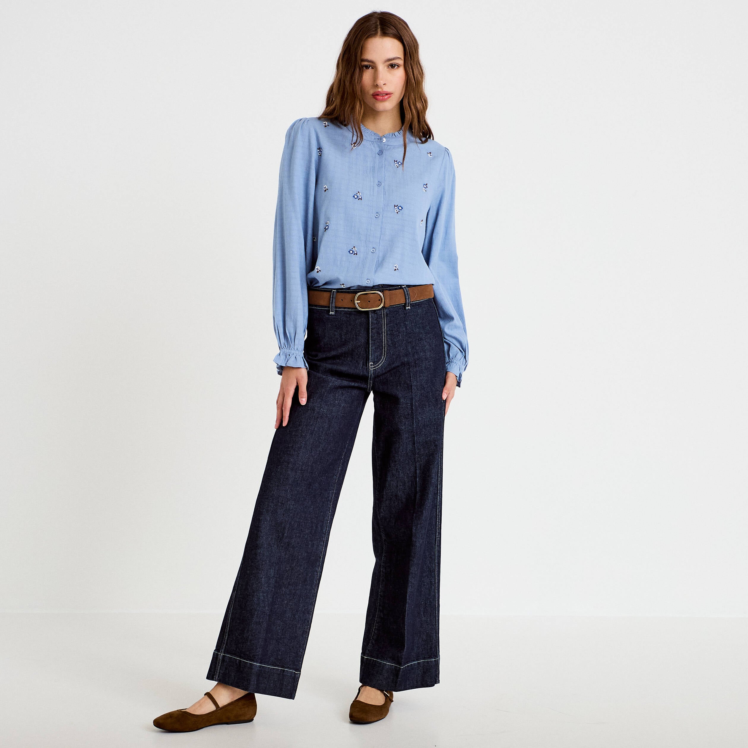 Blouse droite courte col v broderie bleu femme