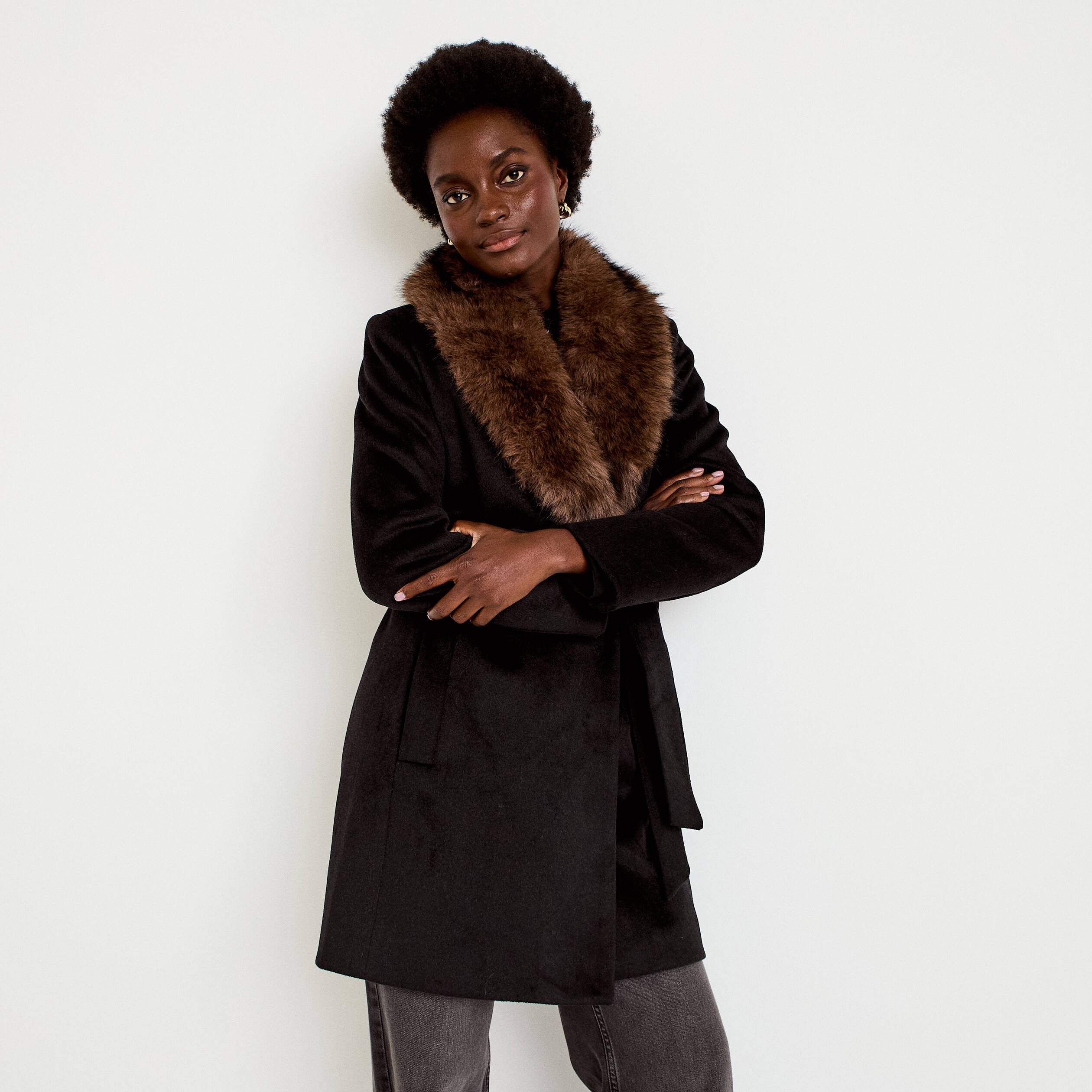 Manteau cintr&eacute; col ch&acirc;le manches longues noir femme