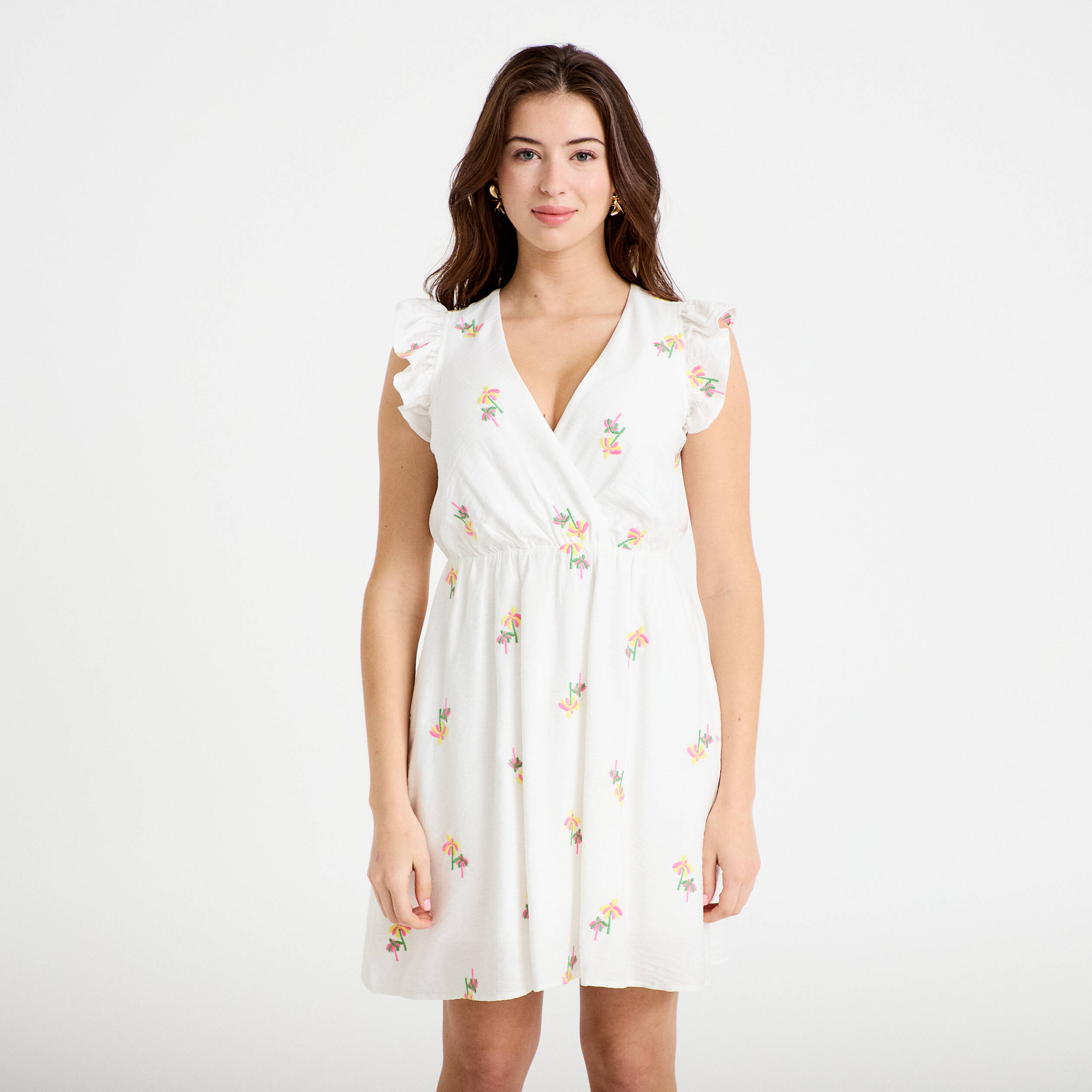 Robe courte &eacute;vas&eacute;e col coeur blanc femme