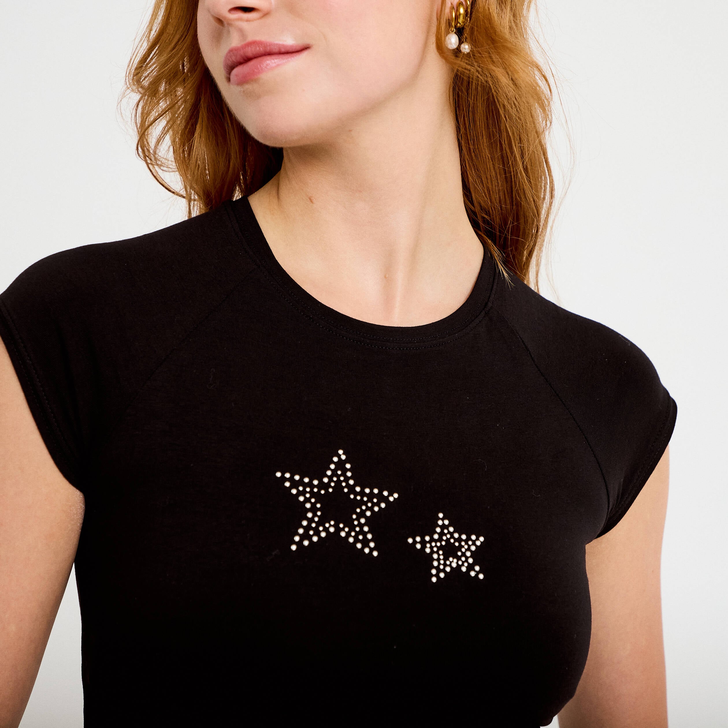 T-shirt ajust&eacute; court col rond noir femme