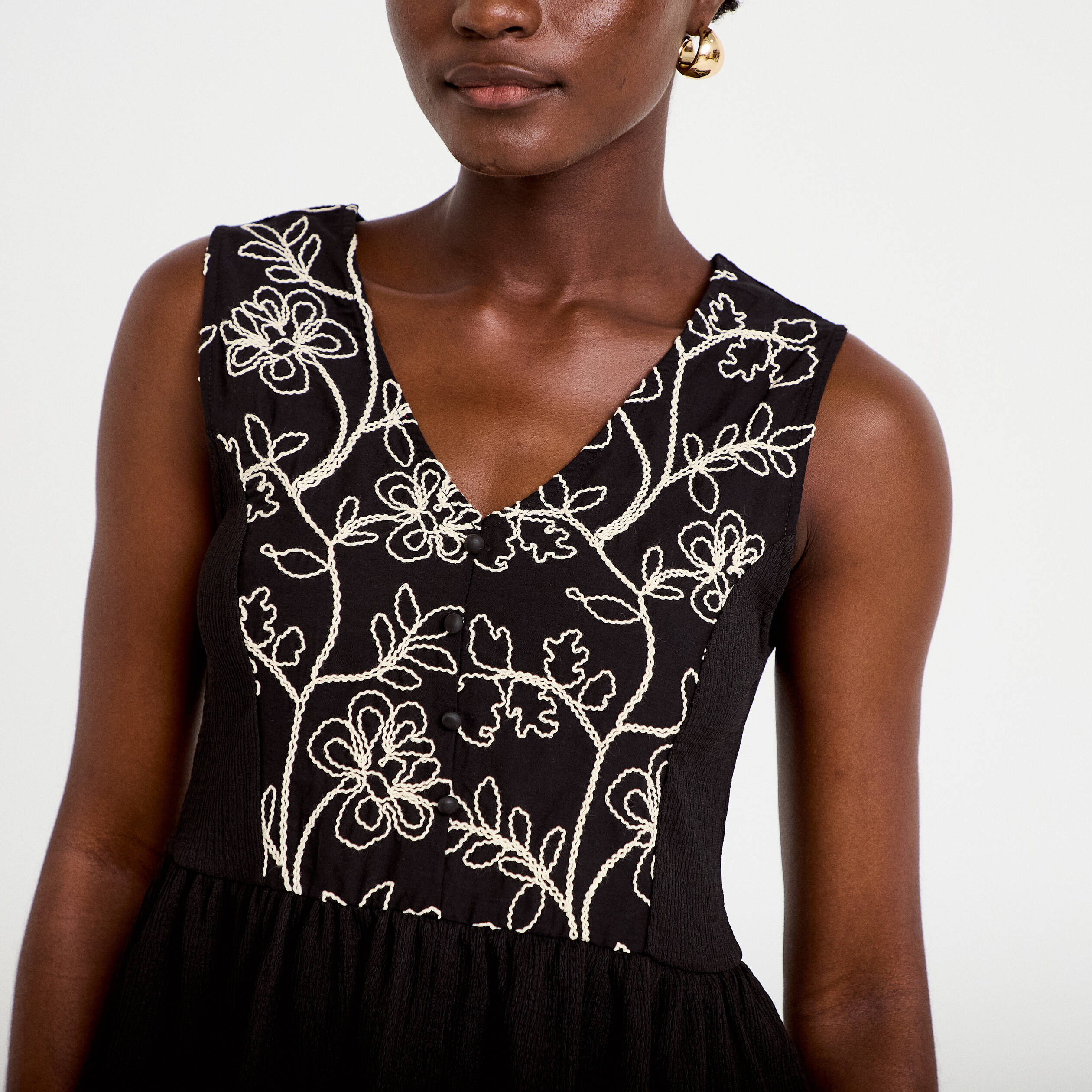 Blouse cintr&eacute;e sans manches col v noir femme