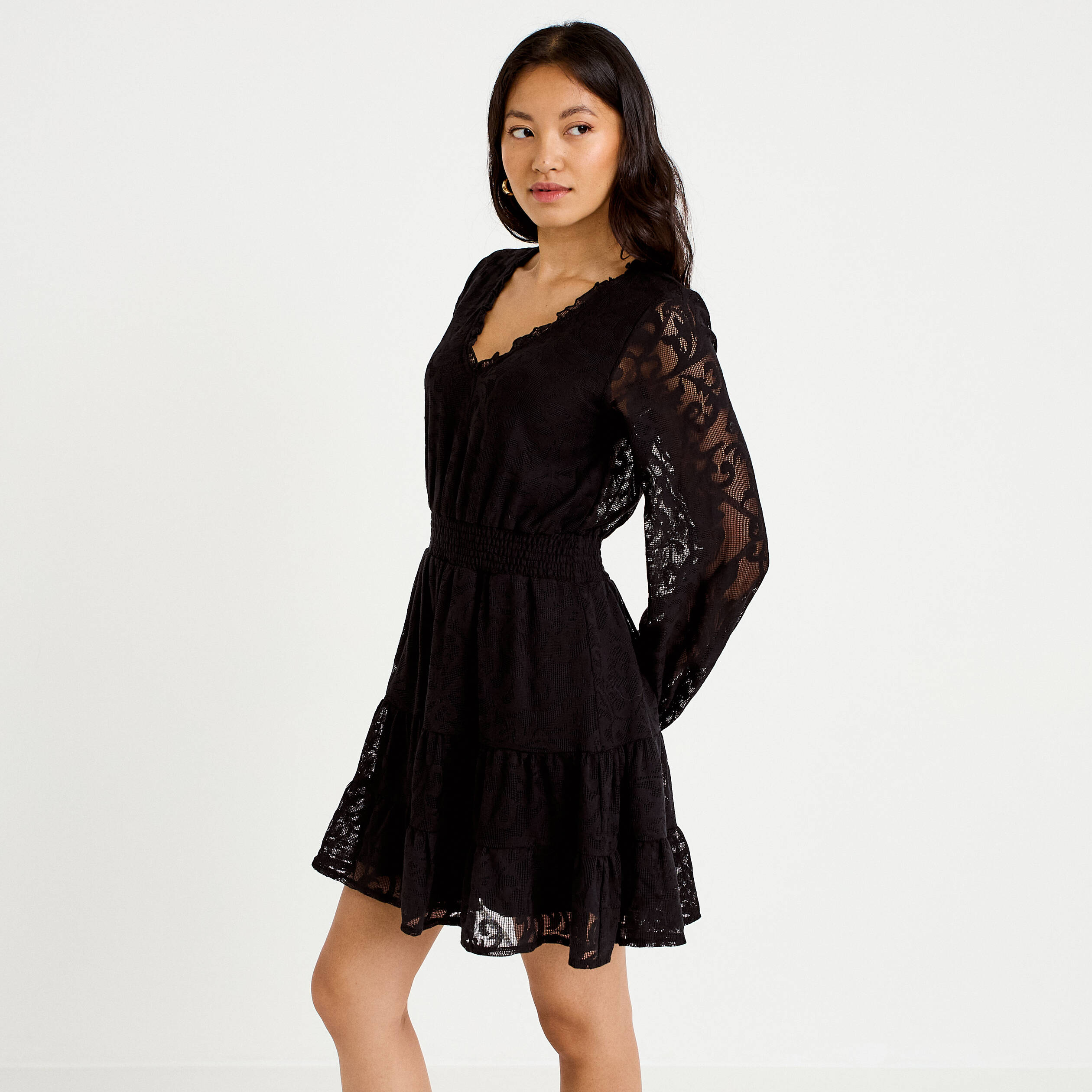 Robe courte &eacute;vas&eacute;e en dentelle col v noir femme