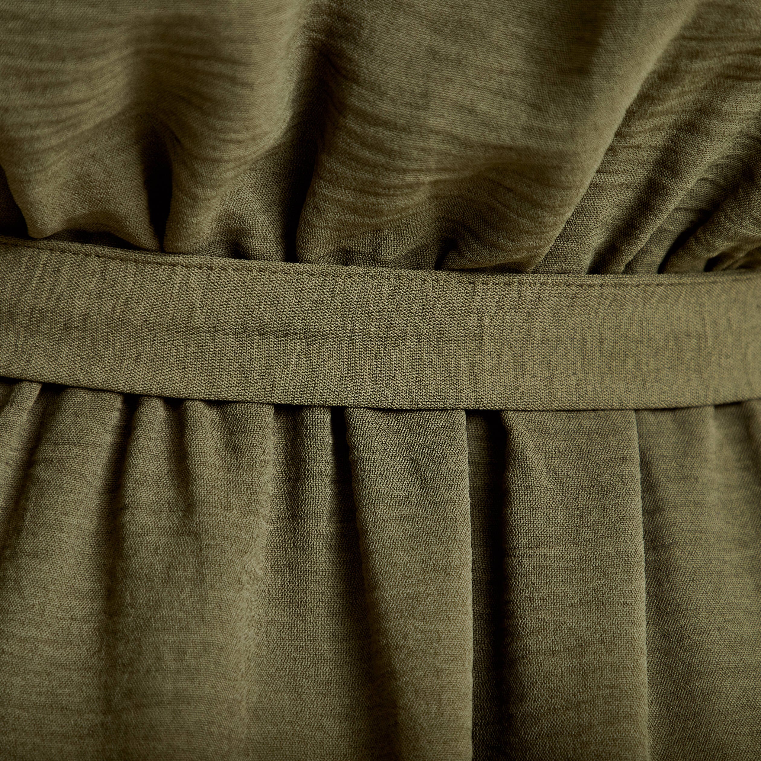 Robe courte &eacute;vas&eacute;e col v manches courtes vert kaki femme