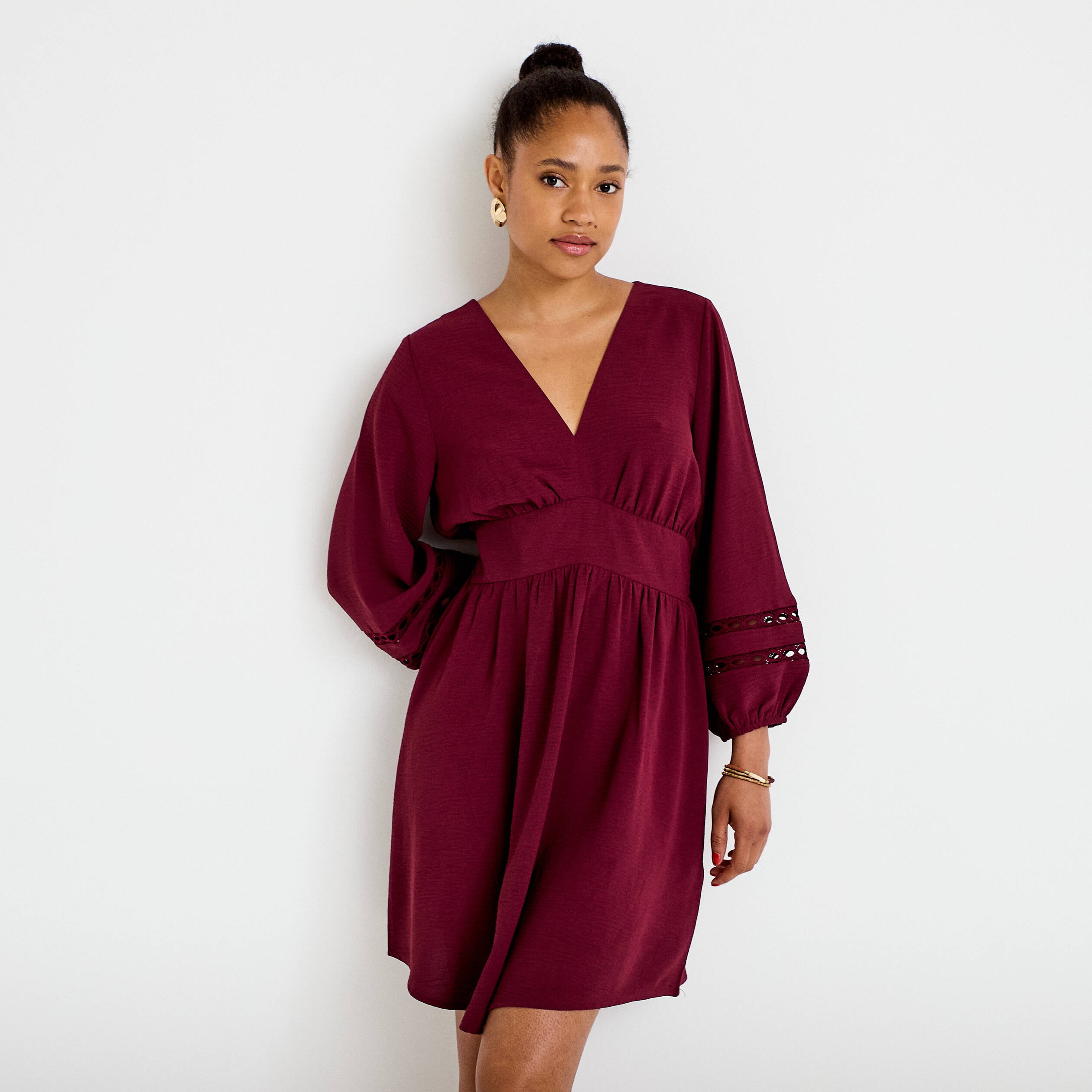 Robe courte &eacute;vas&eacute;e col v manches 3/4 bordeaux femme