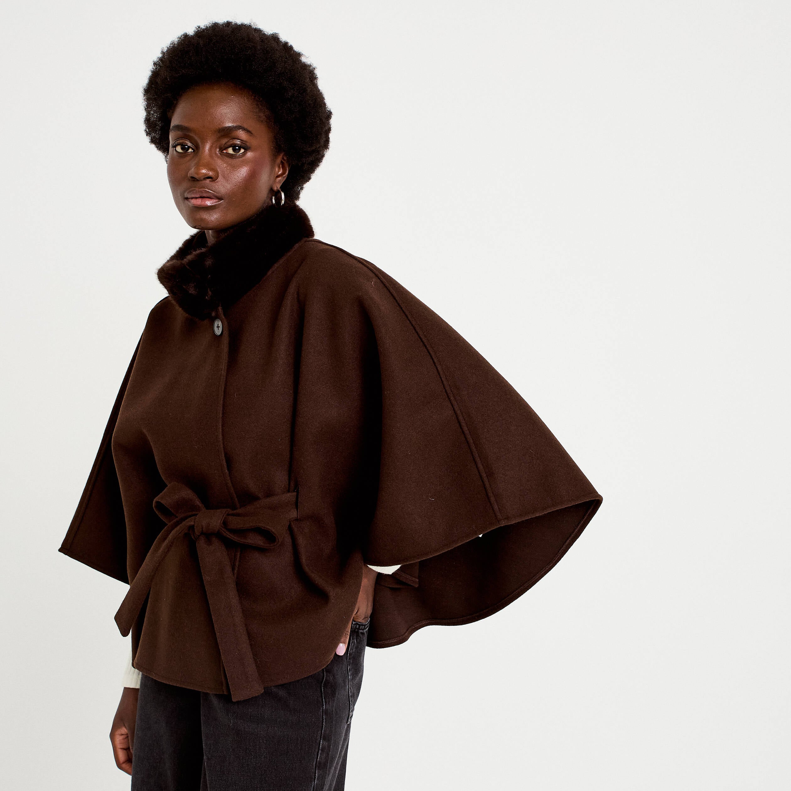 Poncho en fausse fourrure marron fonc&eacute; femme