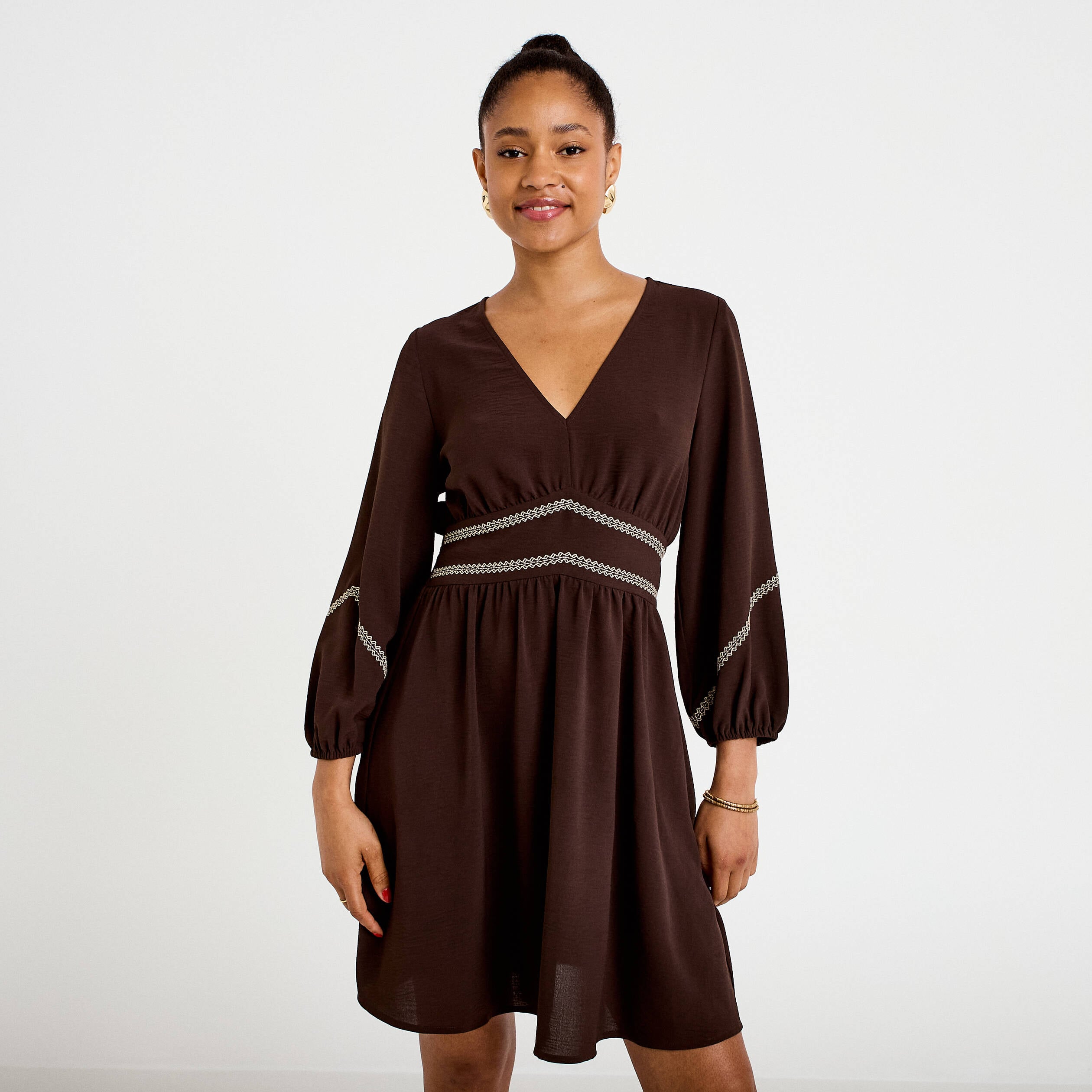 Robe courte &eacute;vas&eacute;e col v manches 3/4 marron fonc&eacute; femme
