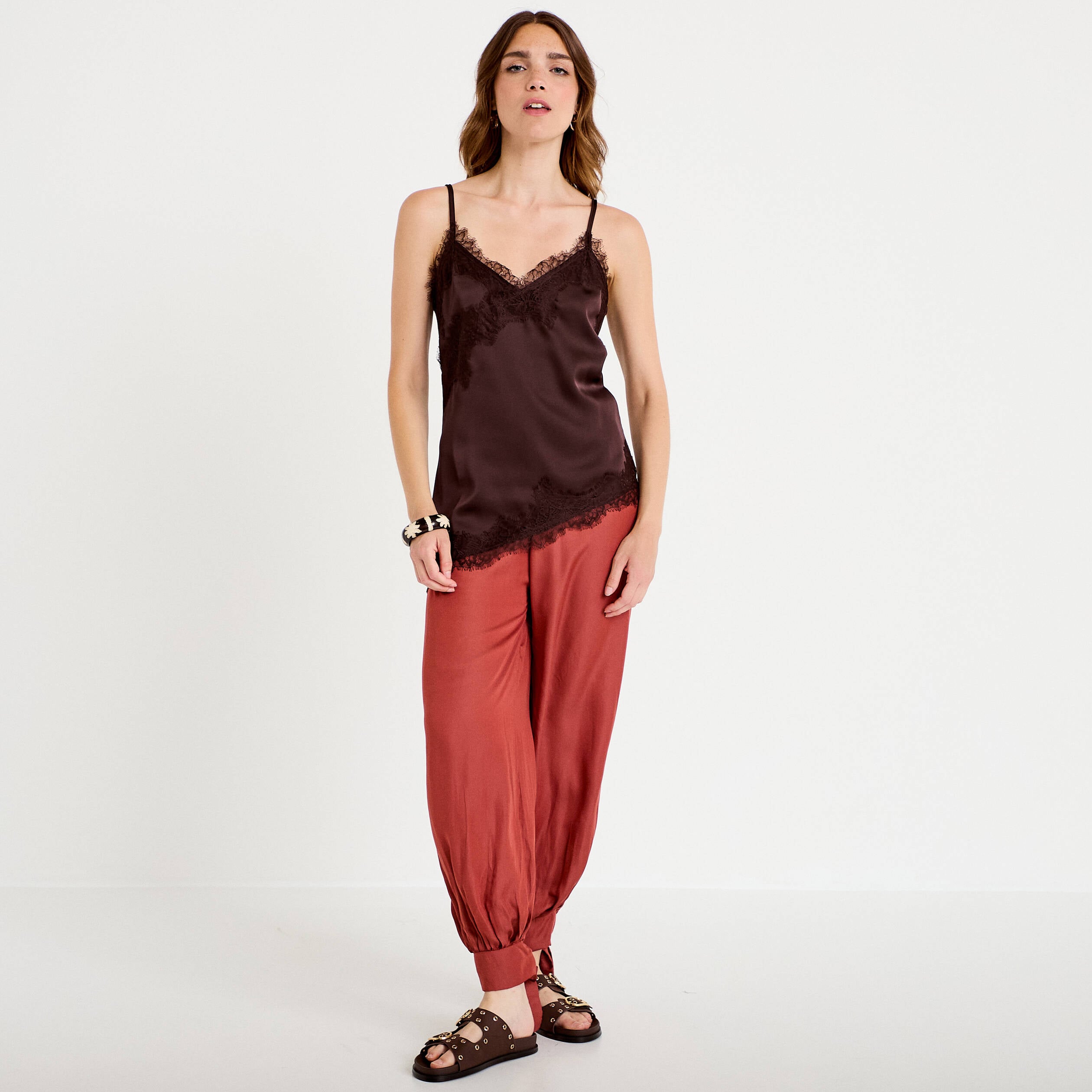 D&eacute;bardeur ajust&eacute; d&eacute;collet&eacute; dentelle marron fonc&eacute; femme
