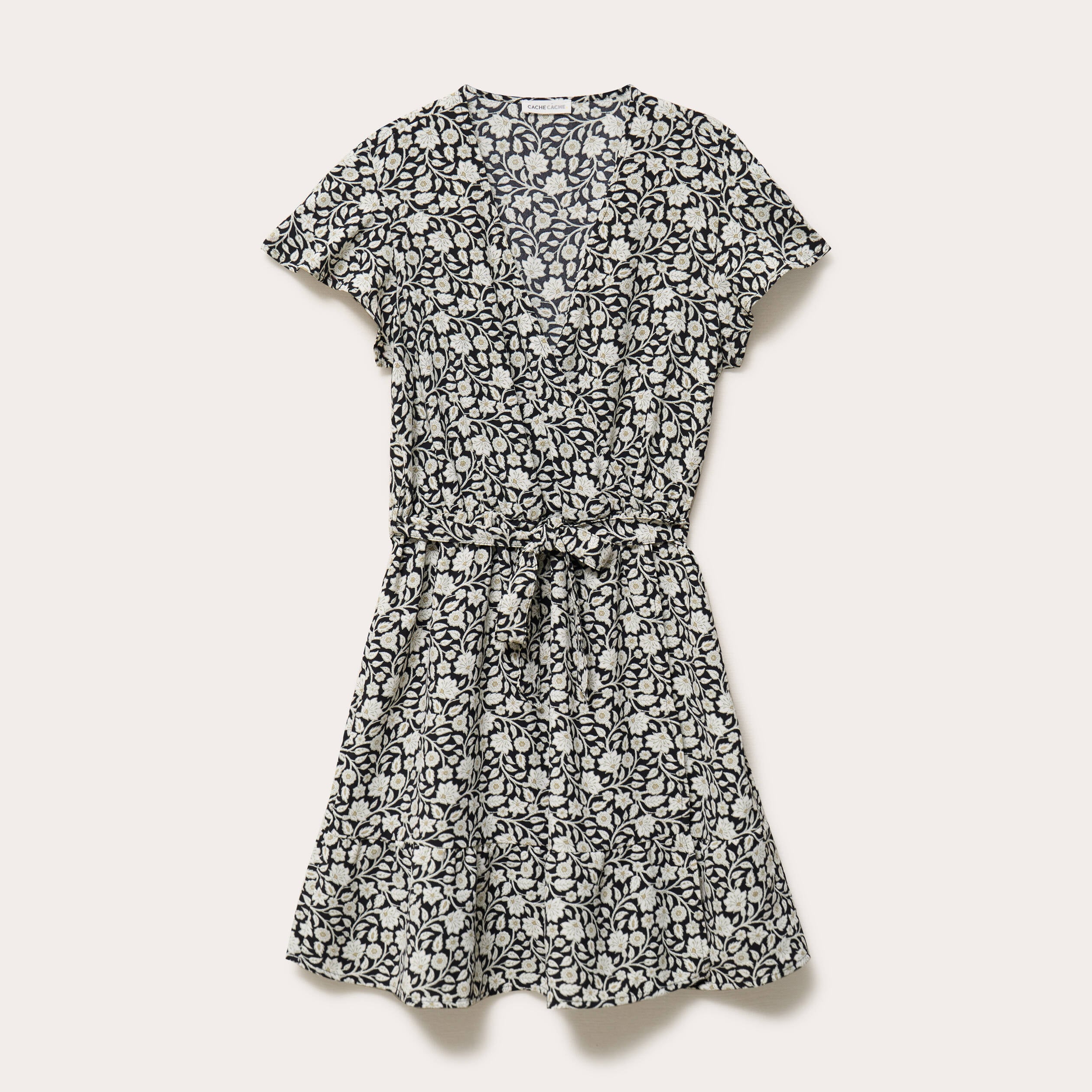 Robe courte &eacute;vas&eacute;e col v manches courtes noir femme