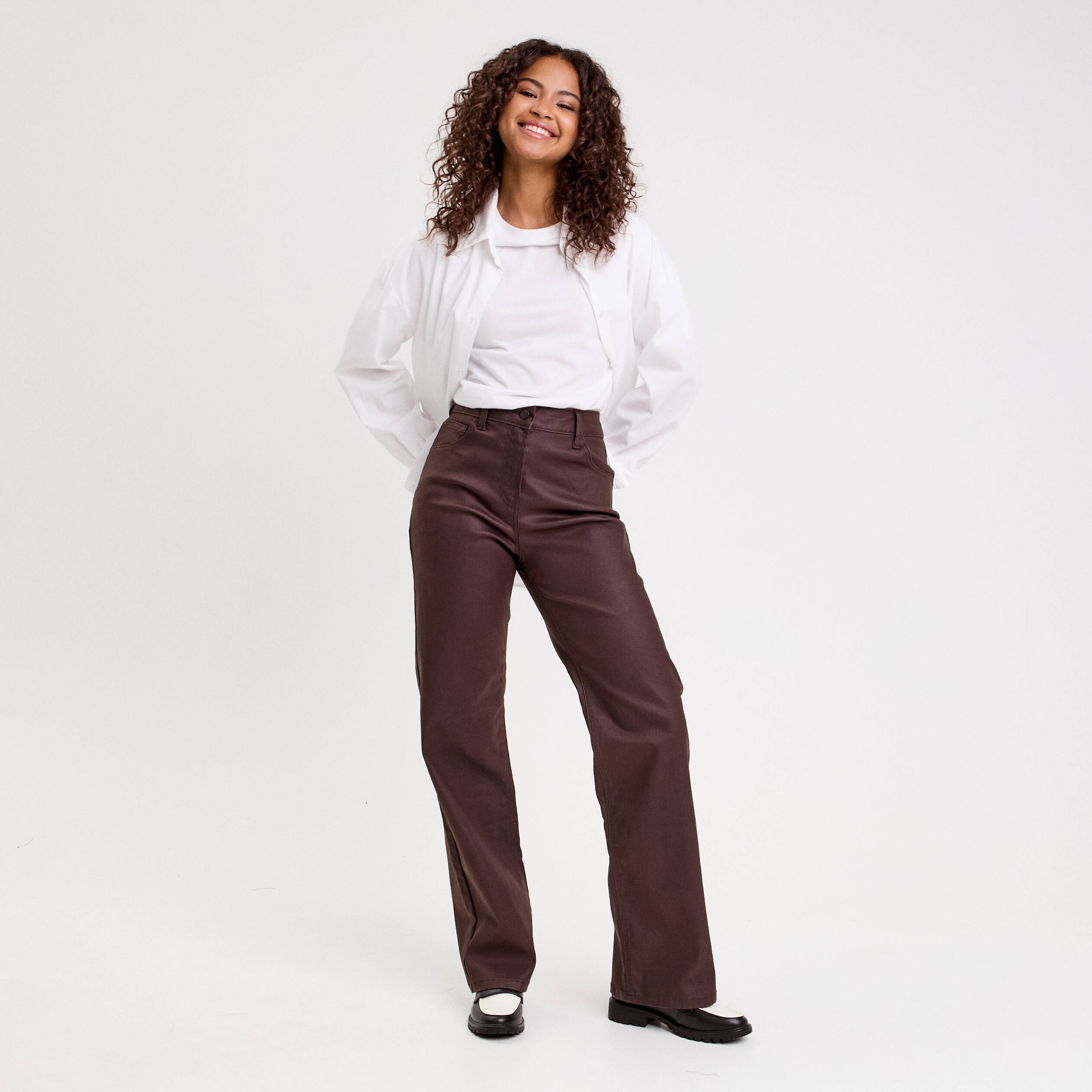 Pantalon droit enduit marron fonc&eacute; femme