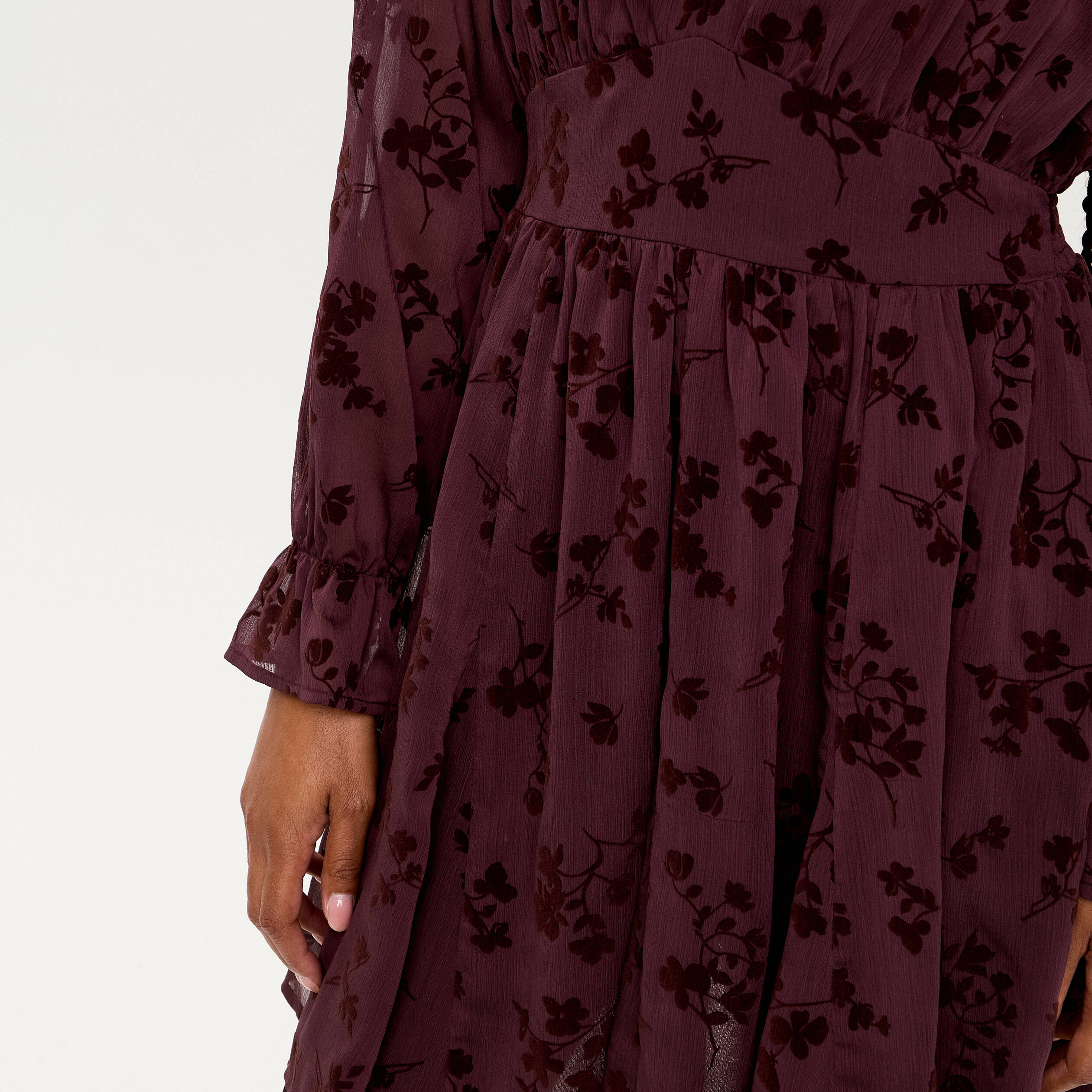 Robe courte &eacute;vas&eacute;e col v manches longues marron cognac femme