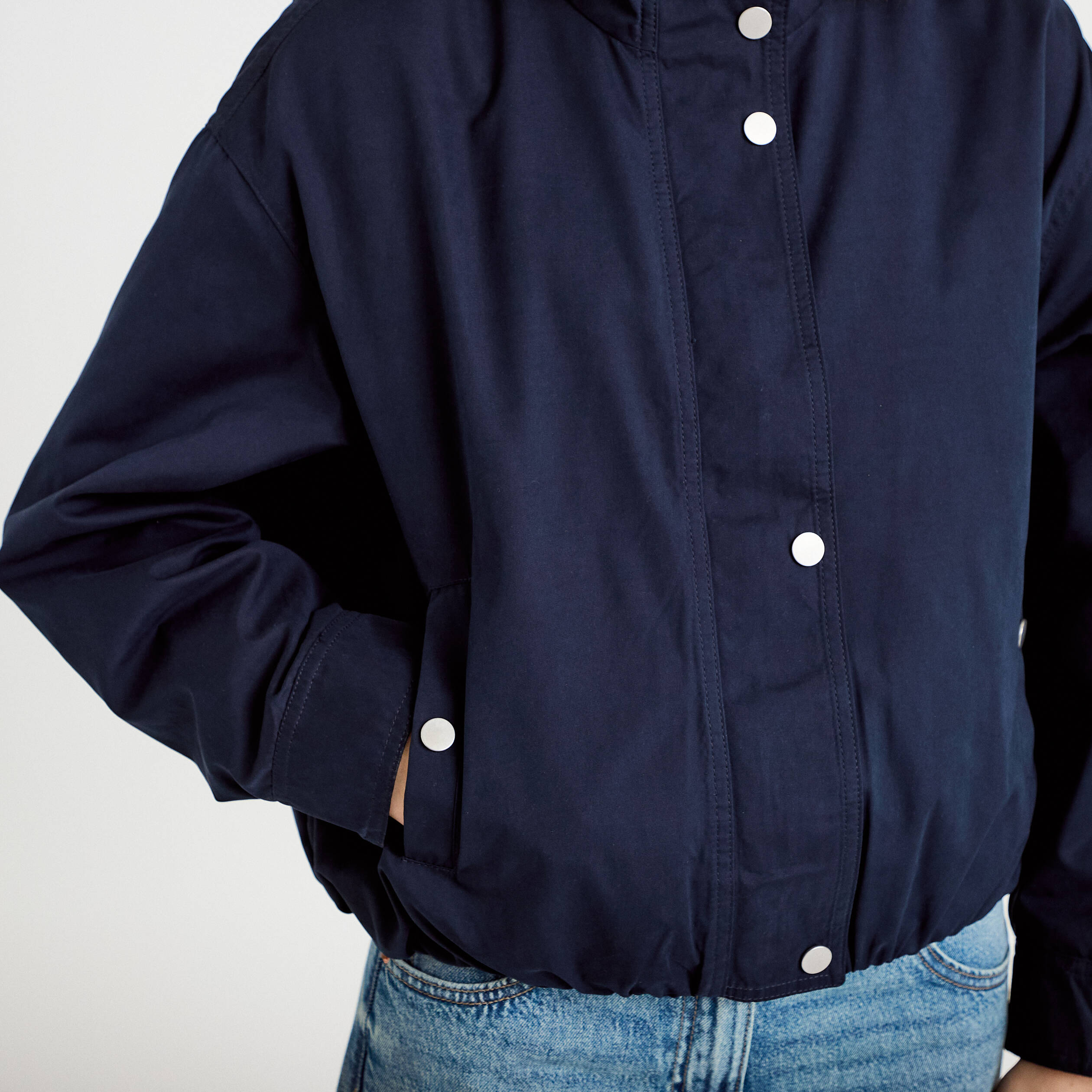 Blouson court bas resserr&eacute; bleu marine femme