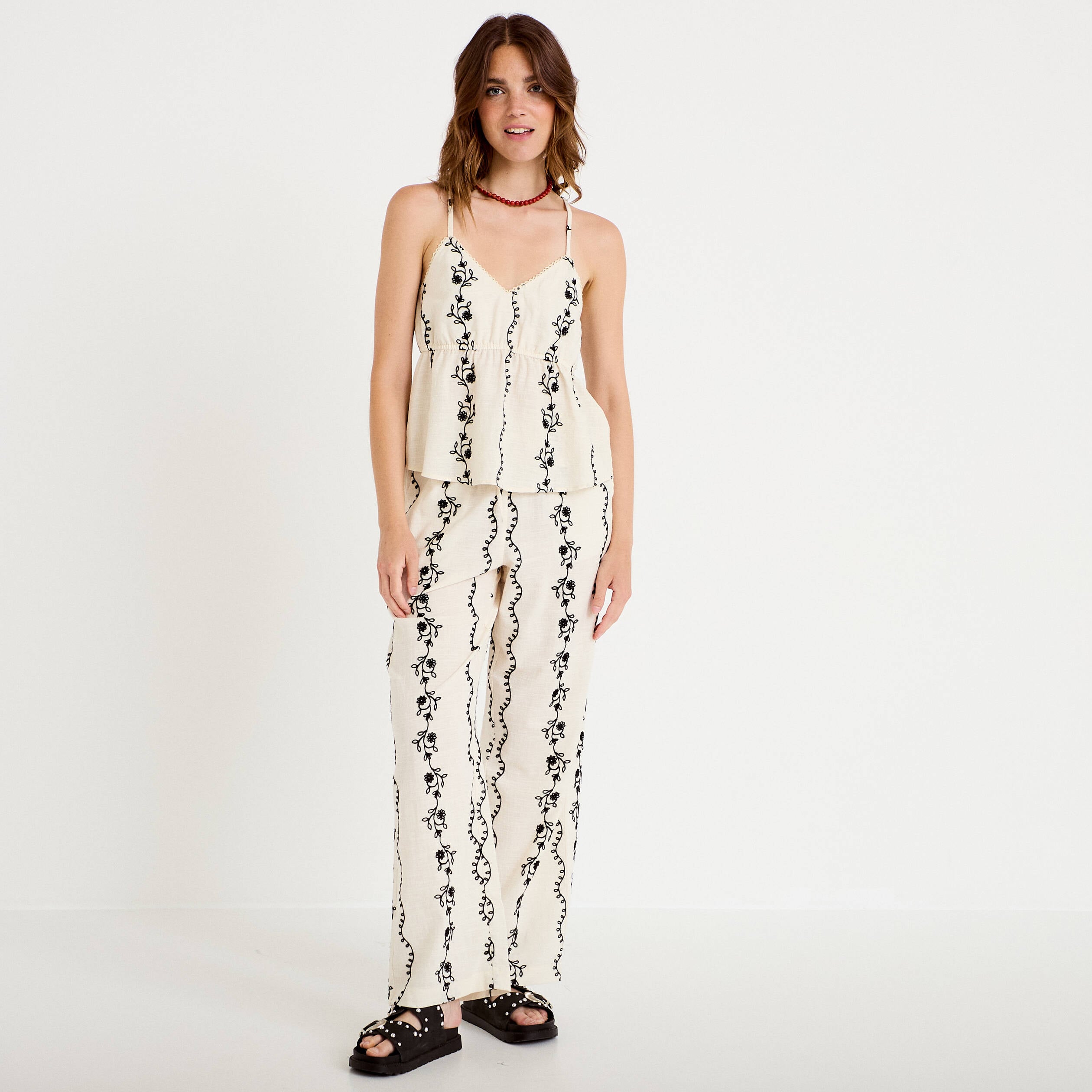 Top col v fines bretelles brod&eacute; blanc femme