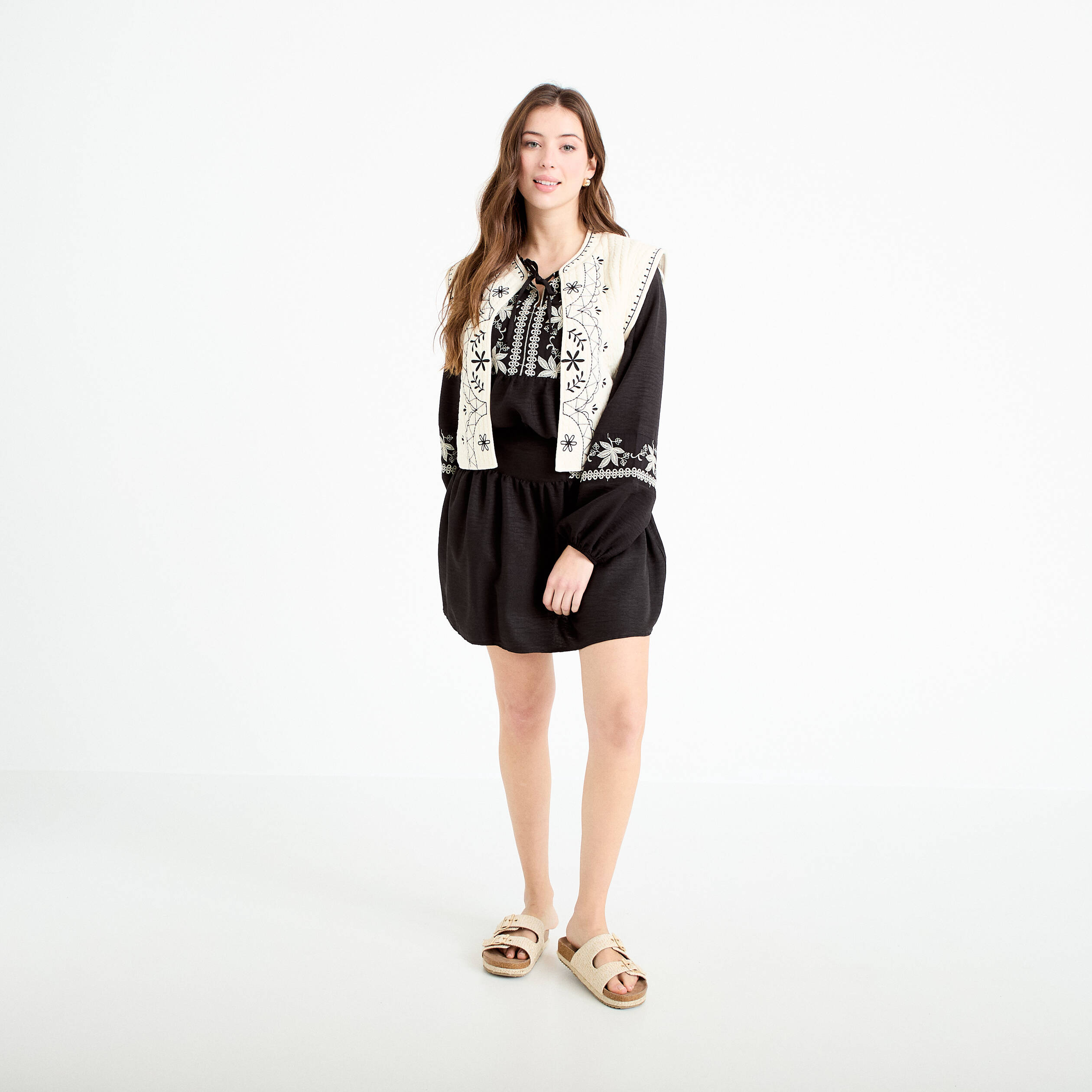 Veste sans manches brod&eacute;e ecru femme