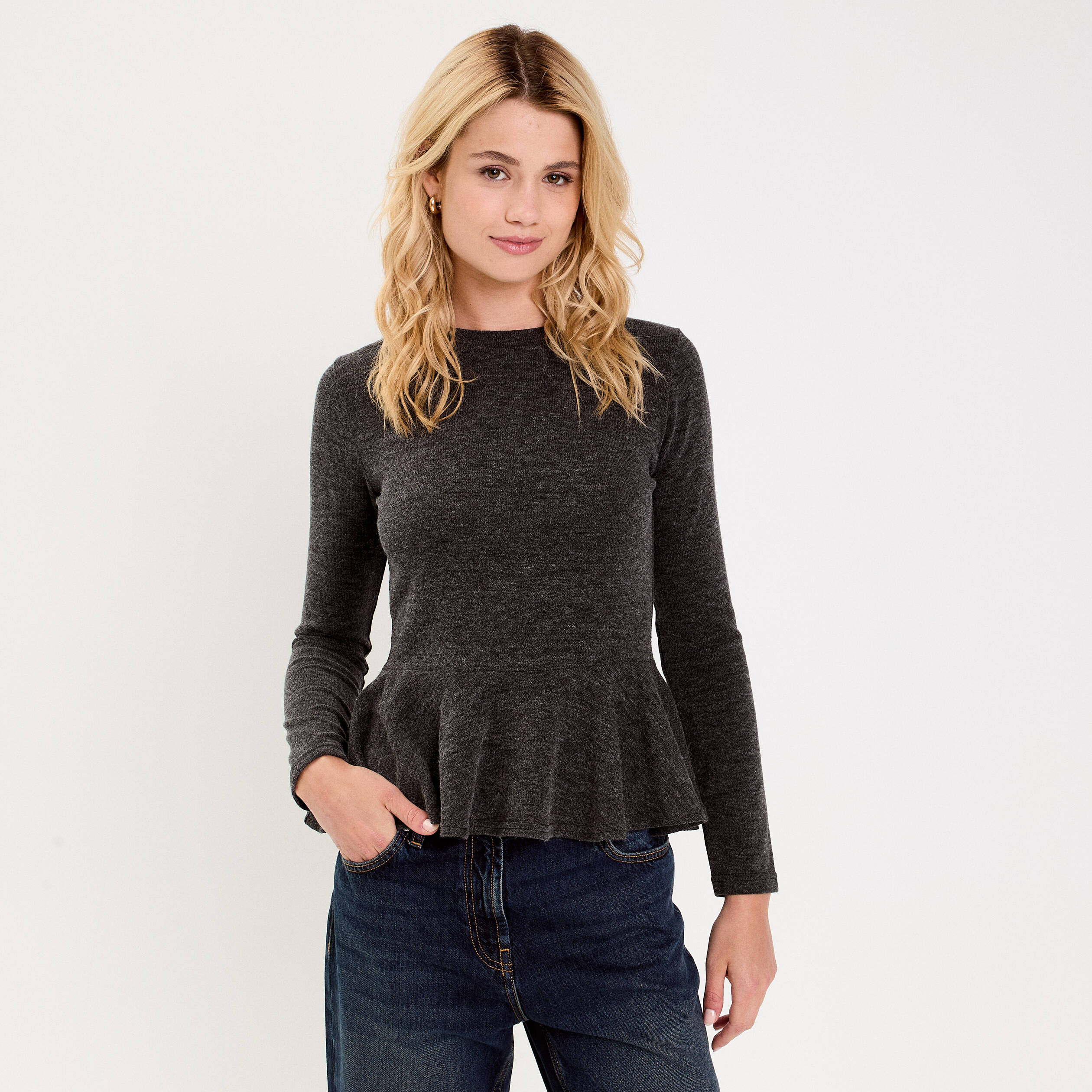 Pull ajust&eacute; court manches longues gris fonc&eacute; femme