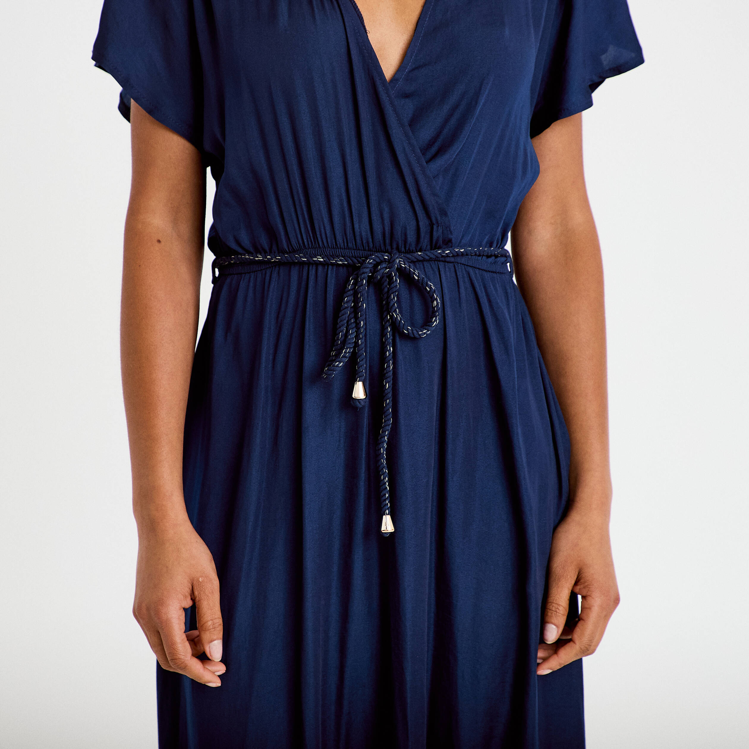 Robe longue &eacute;vas&eacute;e col v satin&eacute;e bleu marine femme