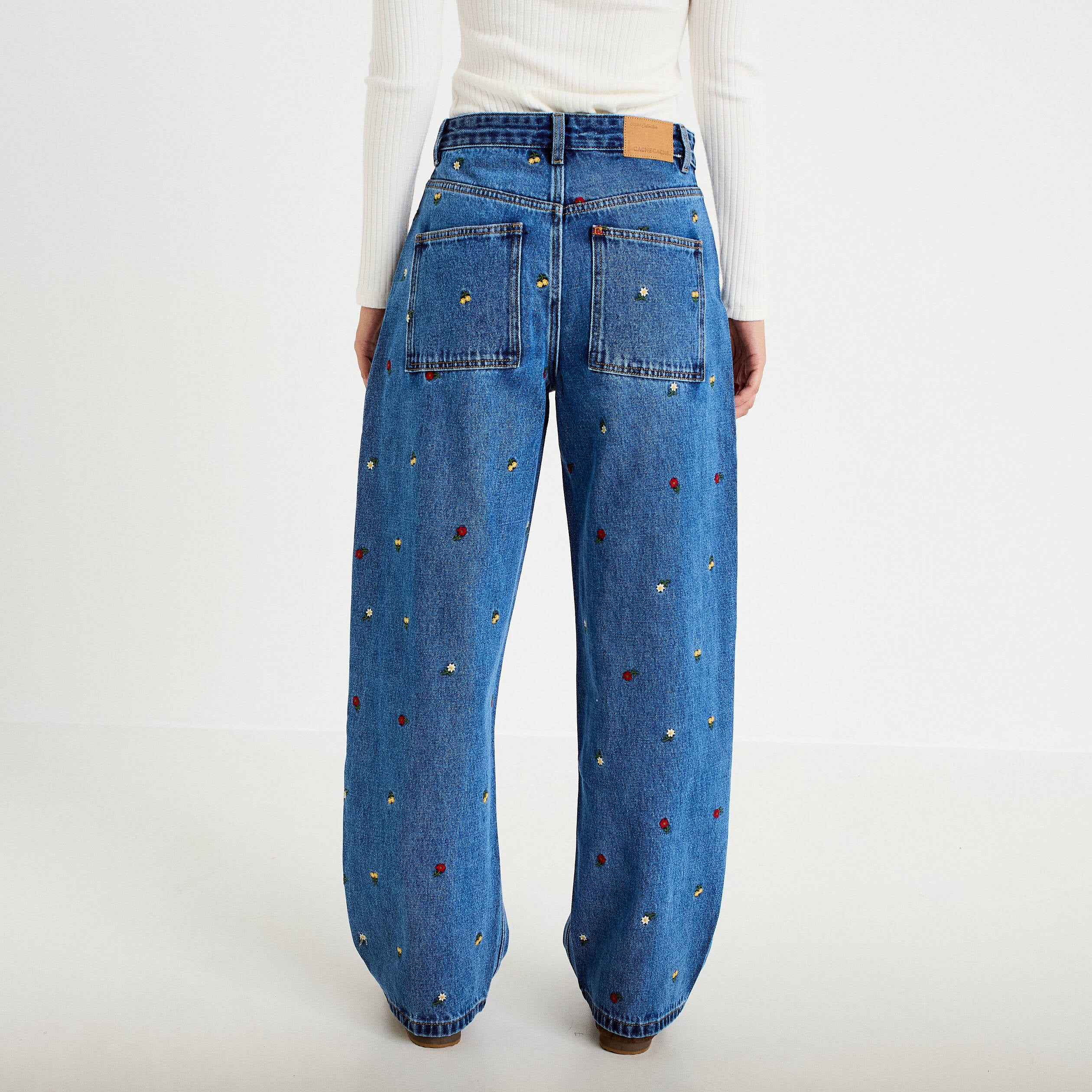 Jean avec broderie bleu femme