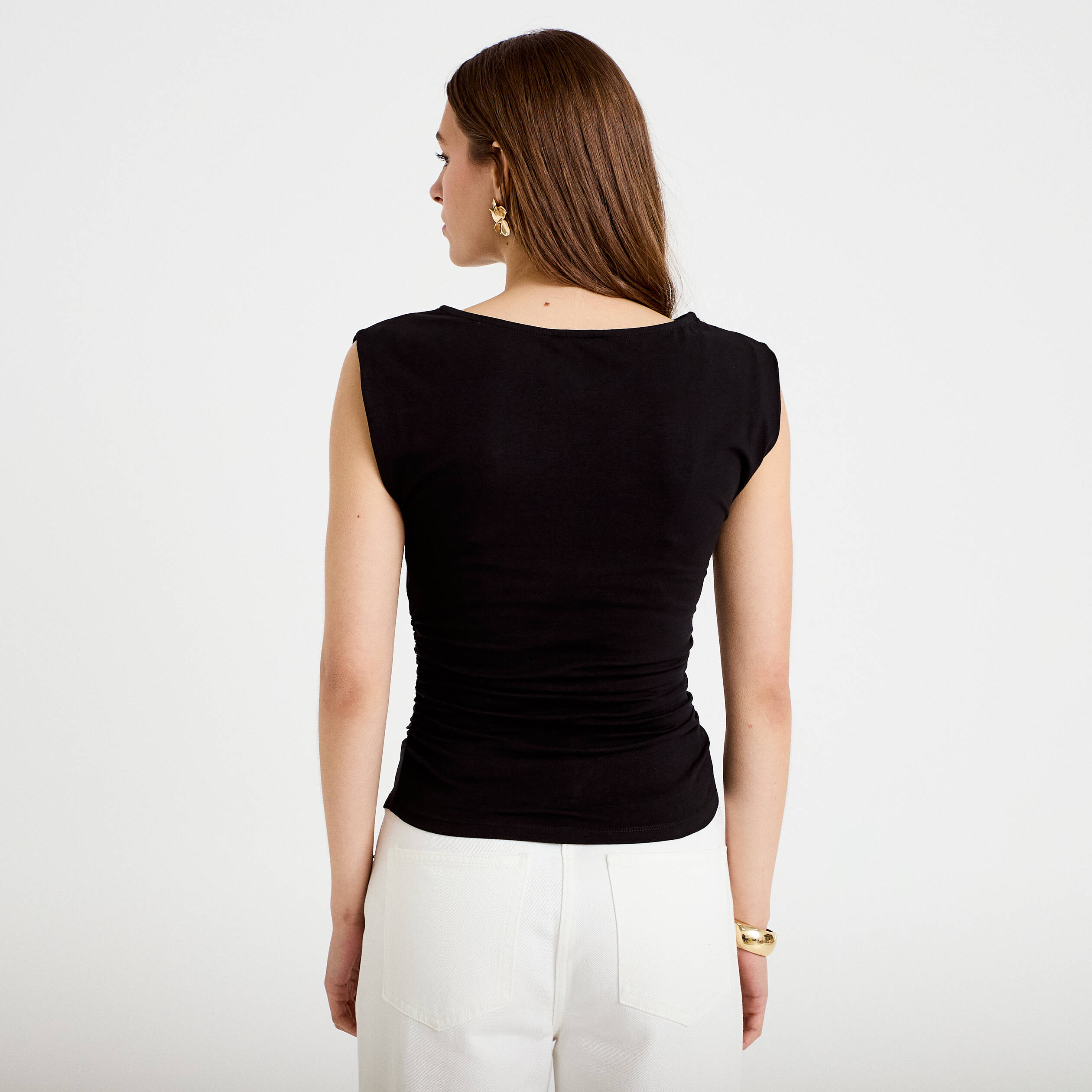 T-shirt ajust&eacute; col bateau sans manches noir femme