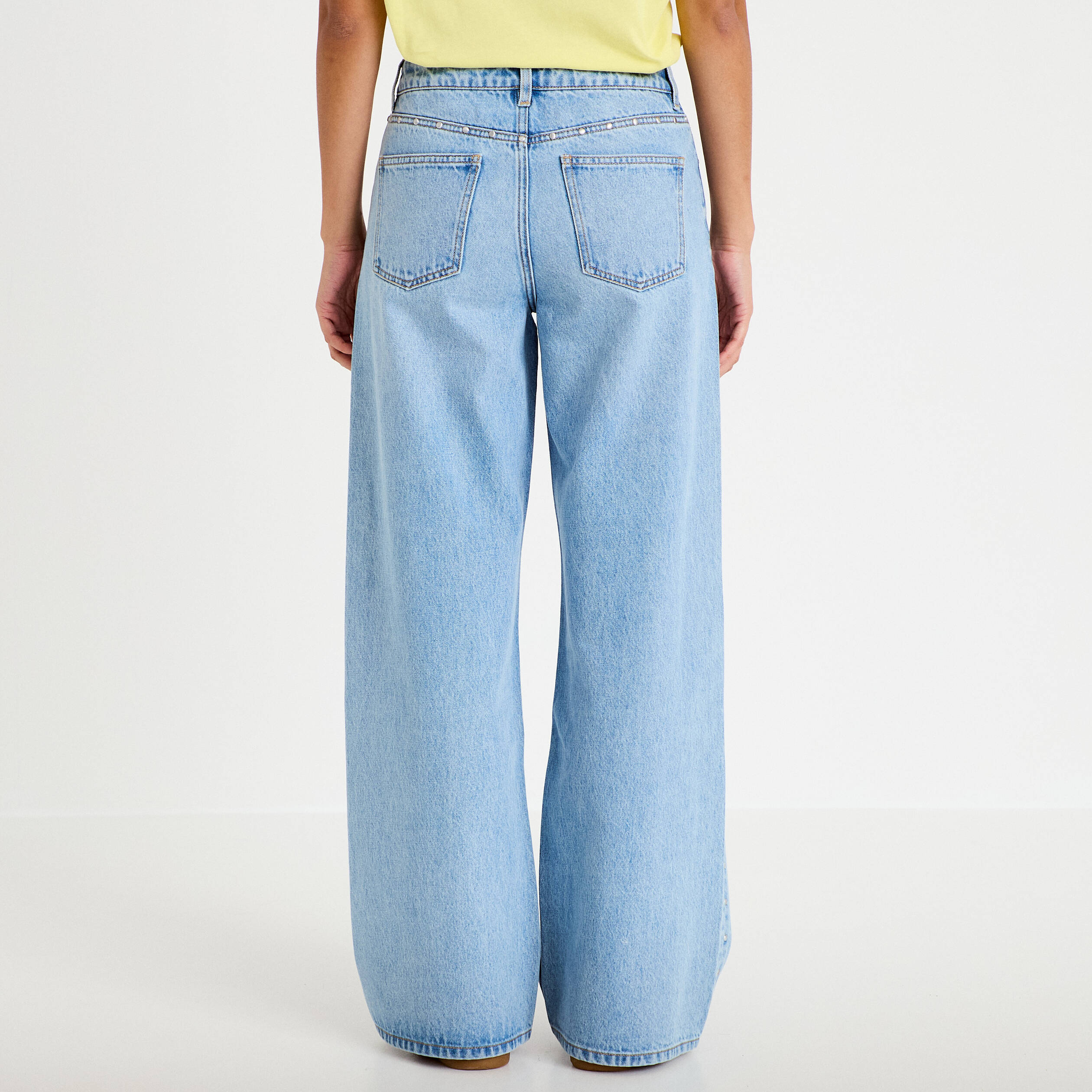 Jean wide leg d&eacute;tails clout&eacute;s denim bleach femme