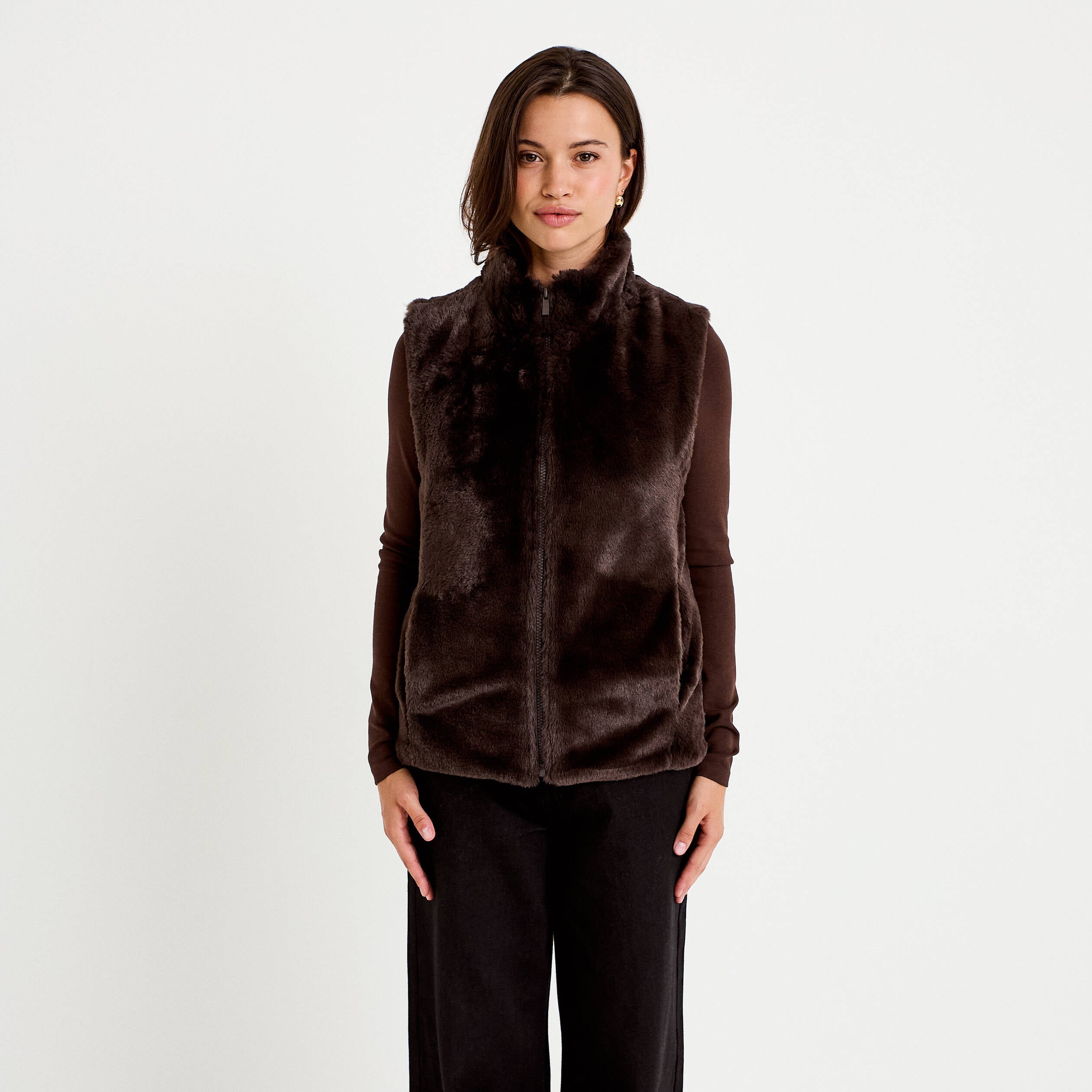Veste courte ajust&eacute;e sans manches marron fonc&eacute; femme
