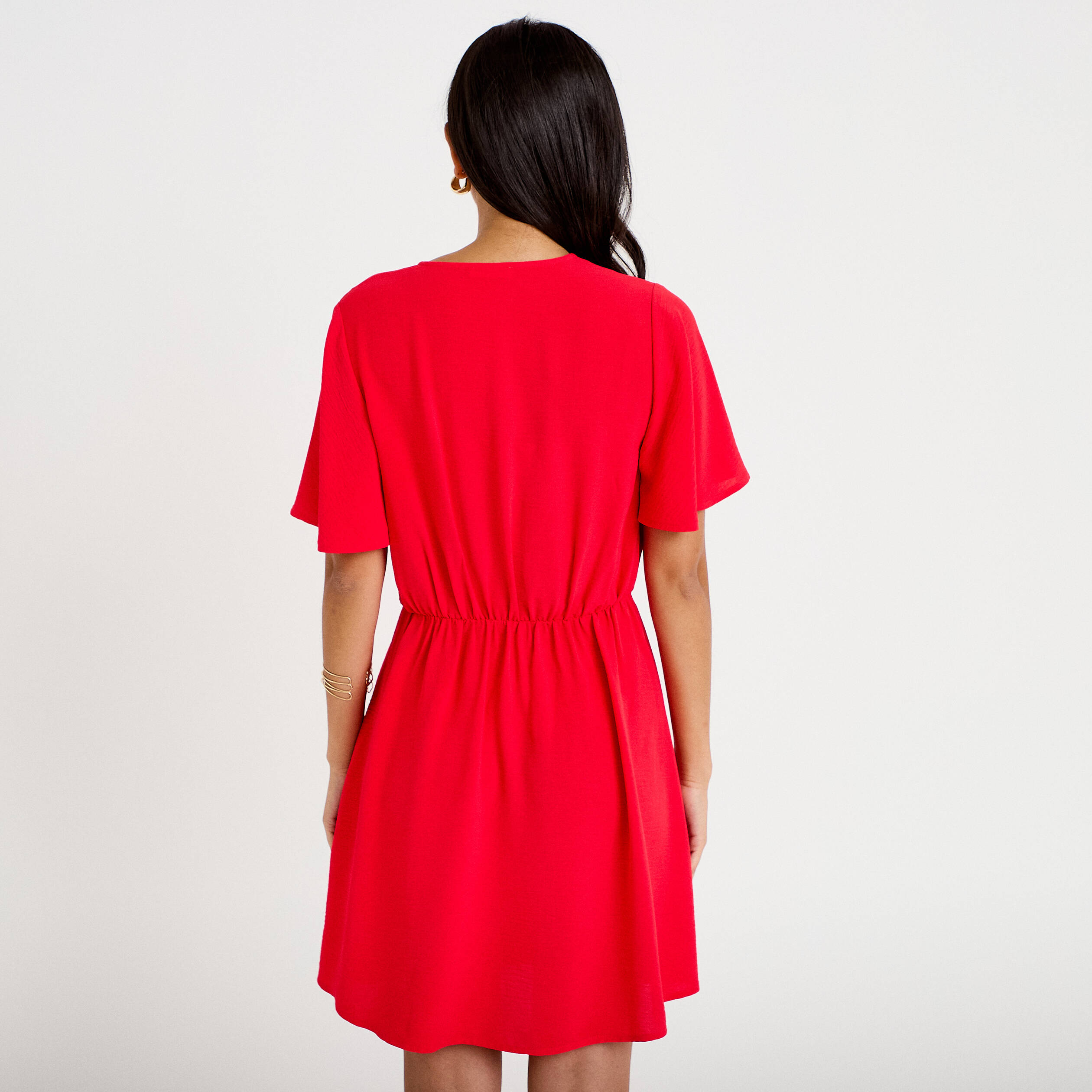 Robe courte &eacute;vas&eacute;e col v manches courtes rouge femme