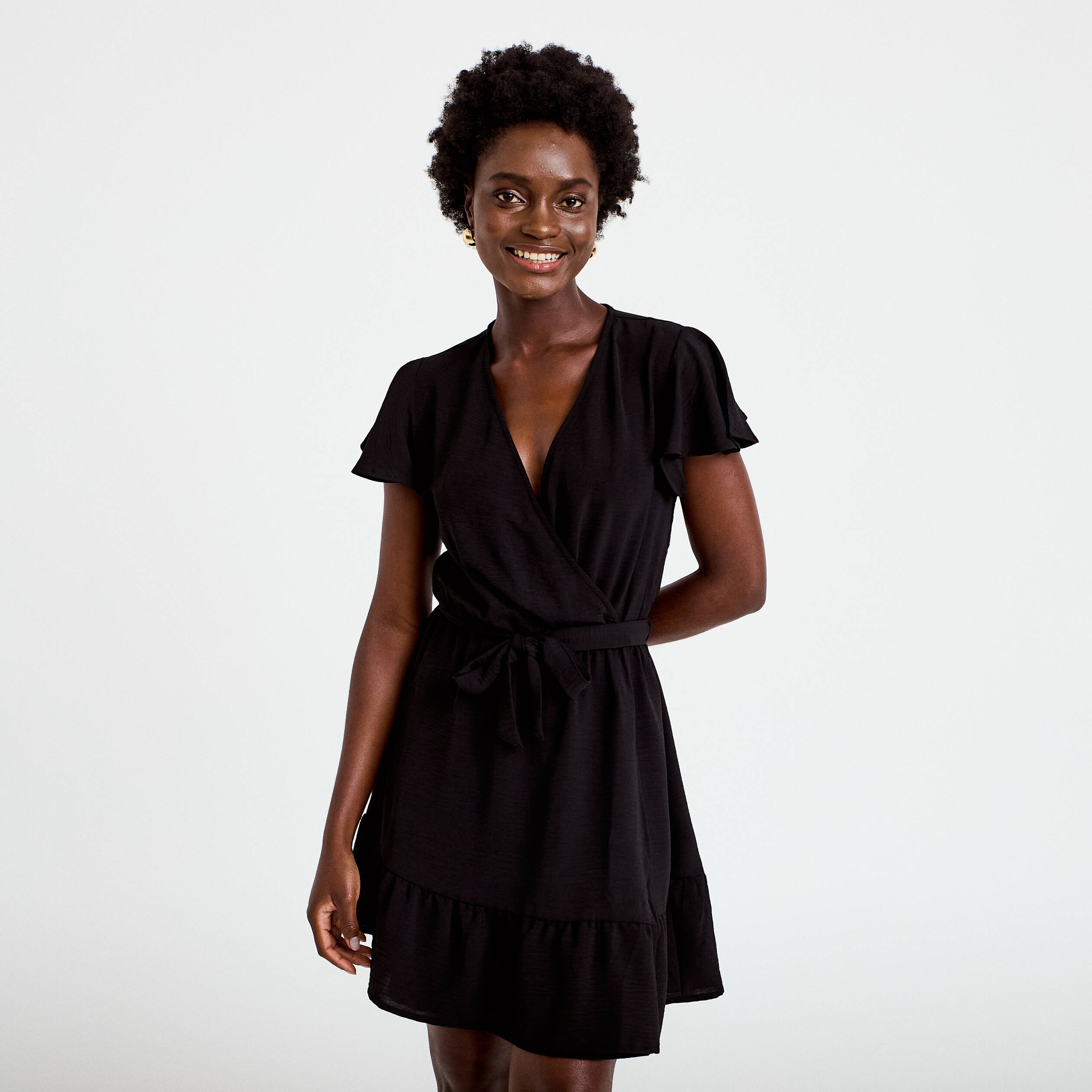 Robe courte &eacute;vas&eacute;e col v manches courtes noir femme